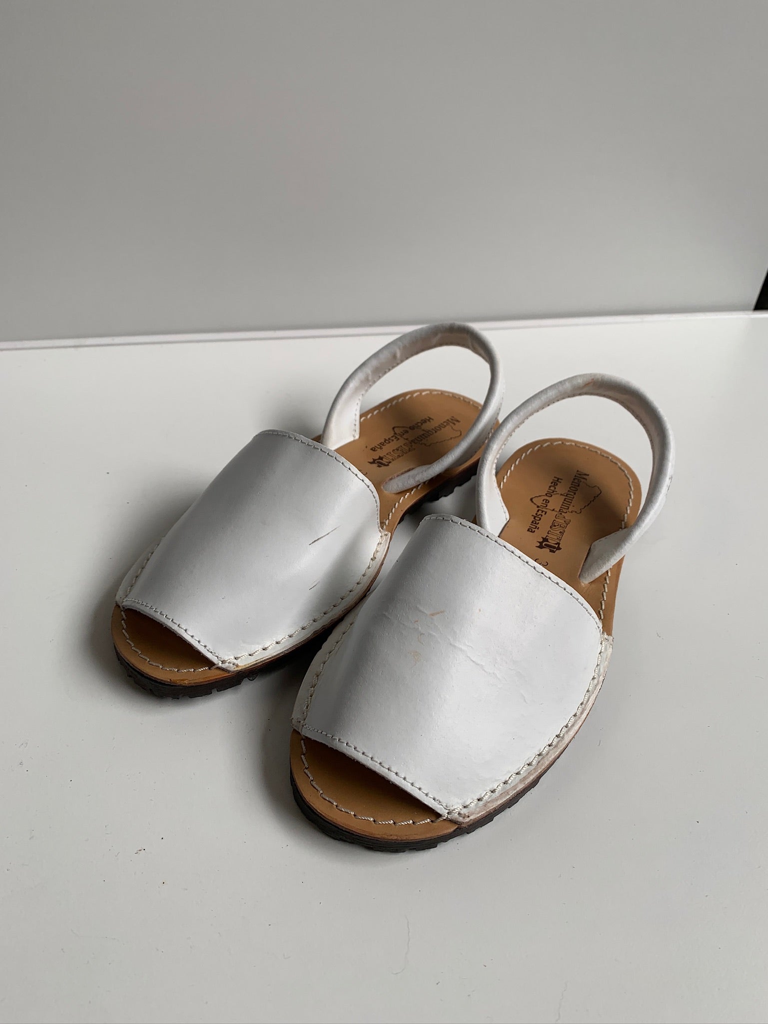 Hvide sandaler