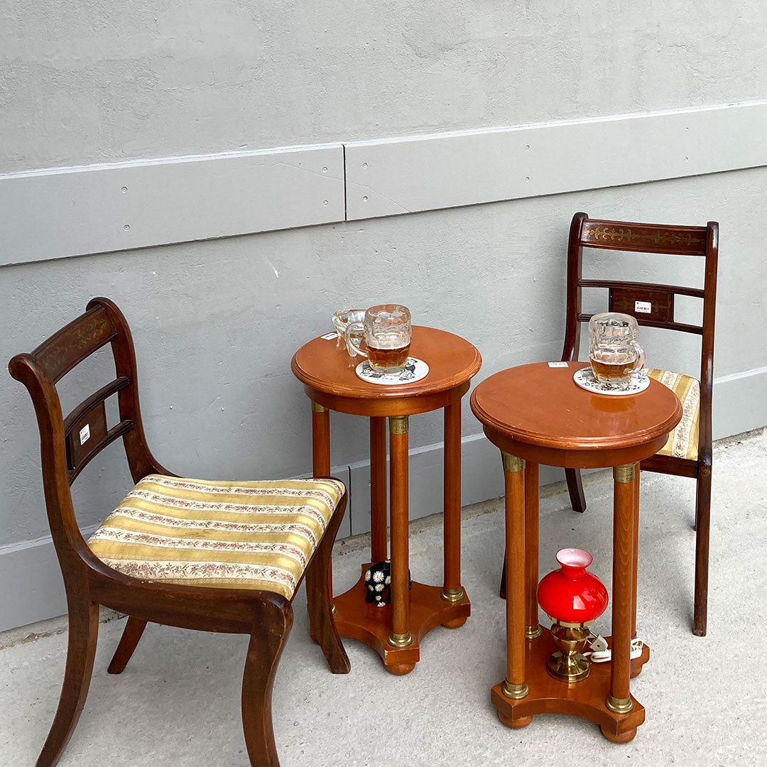 to træstole og træborde