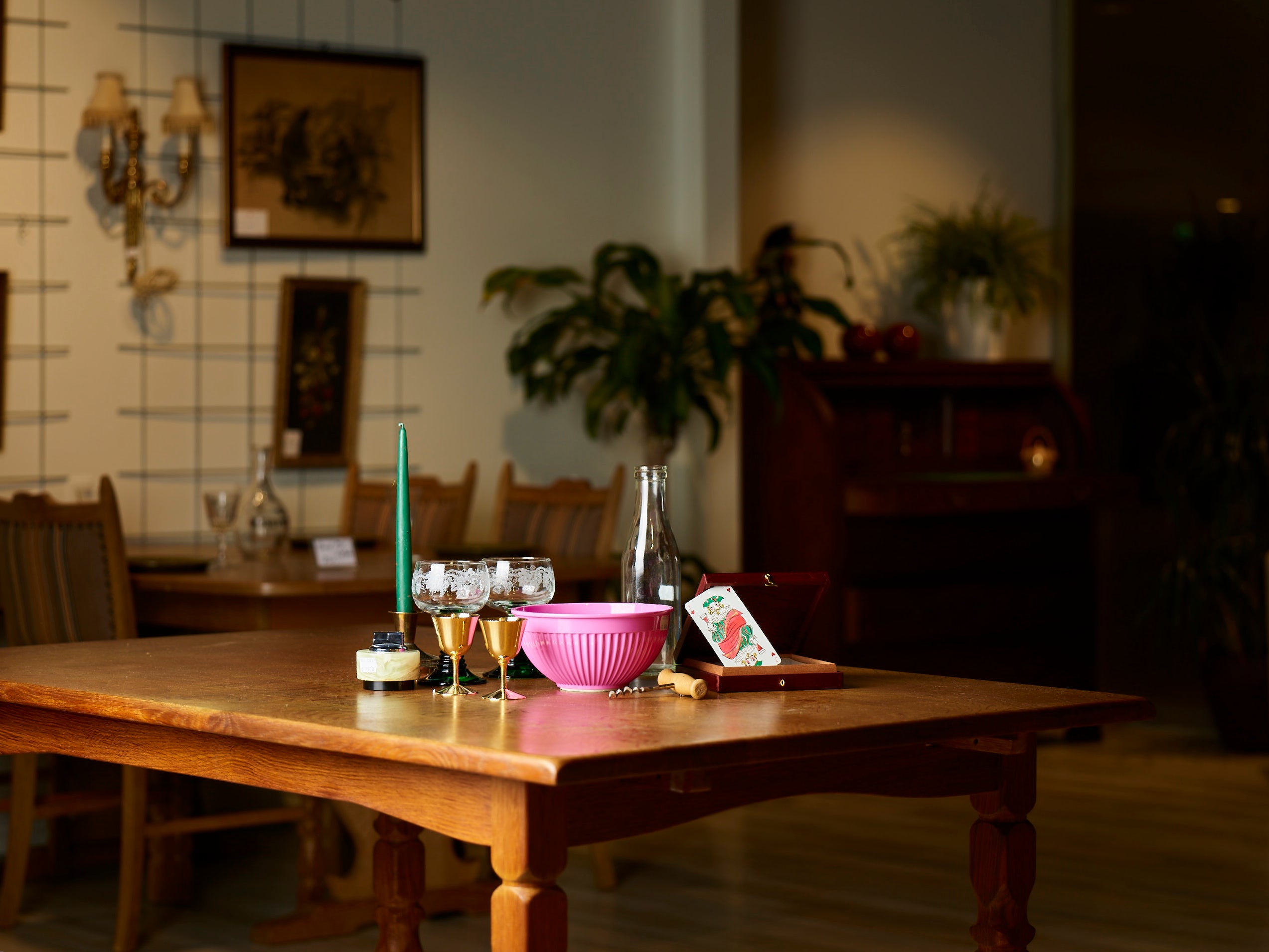 Bord med boligtilbehør ovenpå fra genbrug