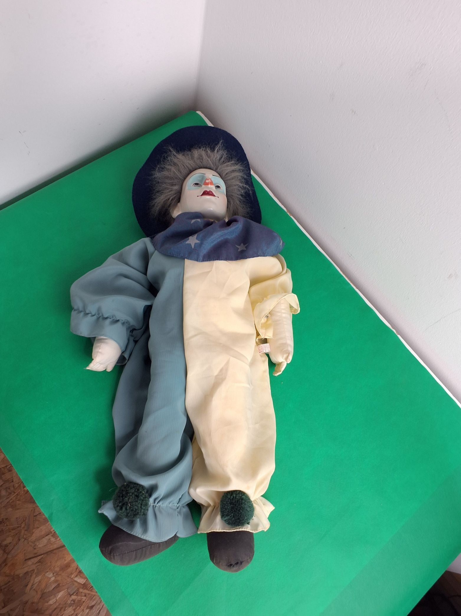 Klovnedukke i porcelæn