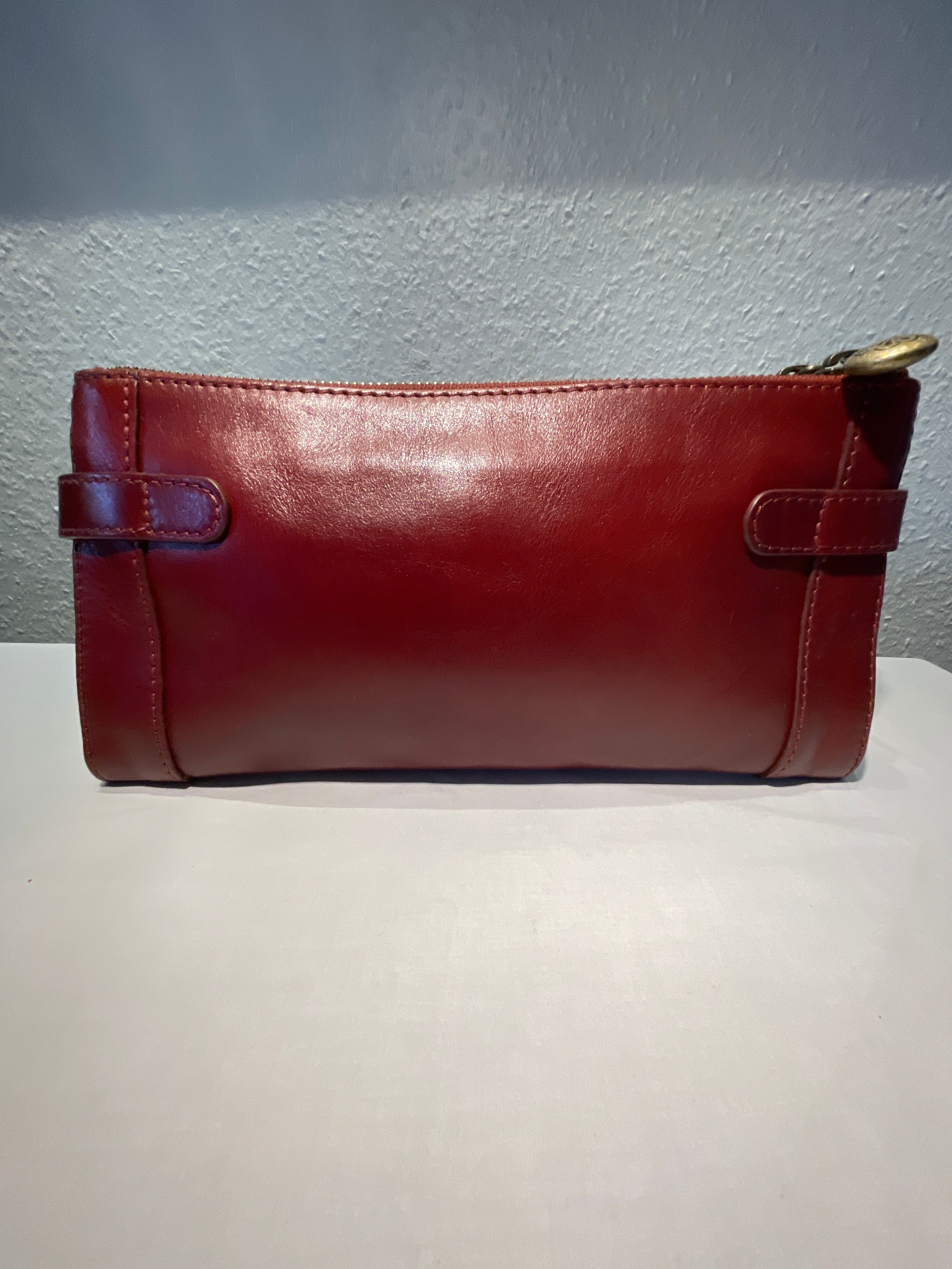 Mischa Barton clutch