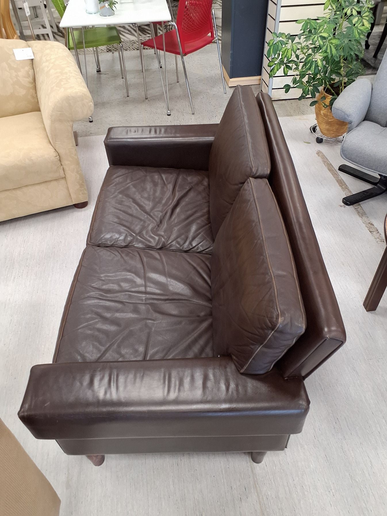 Lille brun lædersofa
