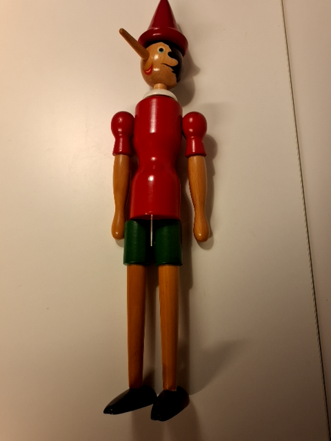 Pinocchio dukker I malet træ