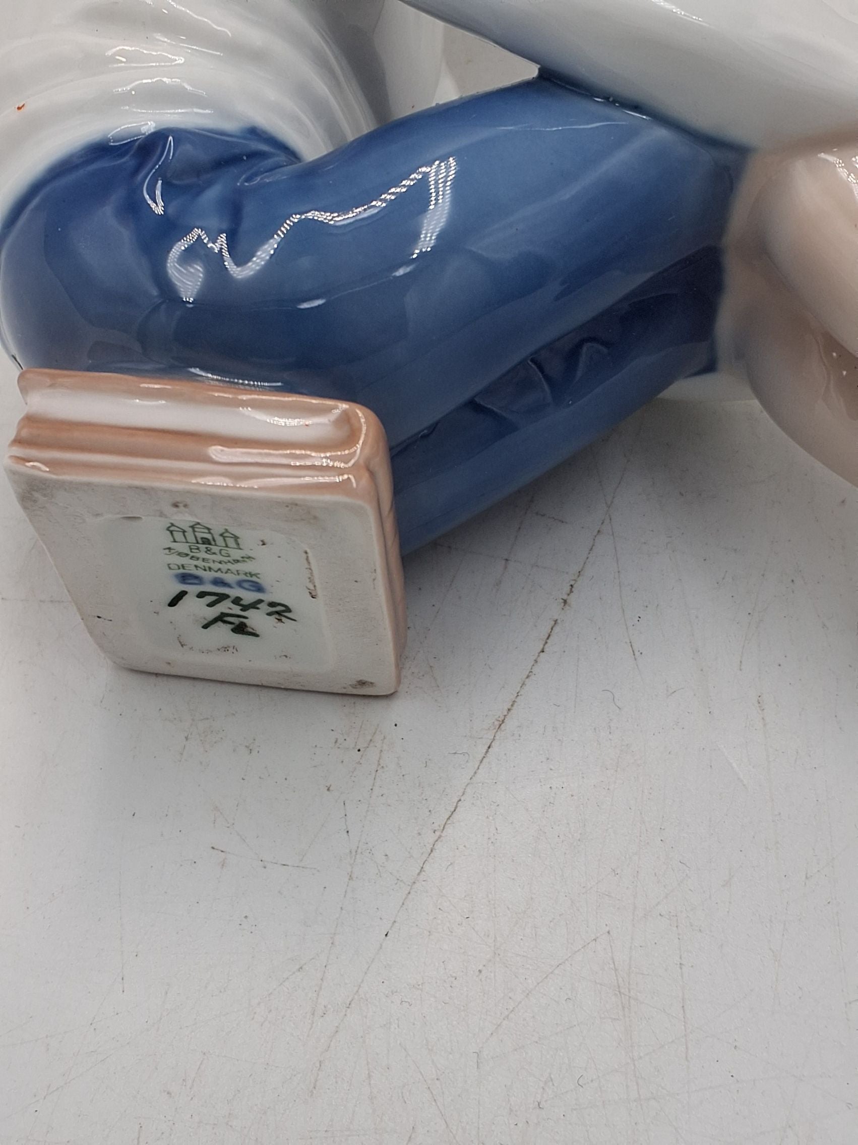 Porcelænsfigur "Dreng på bøger" B & G
