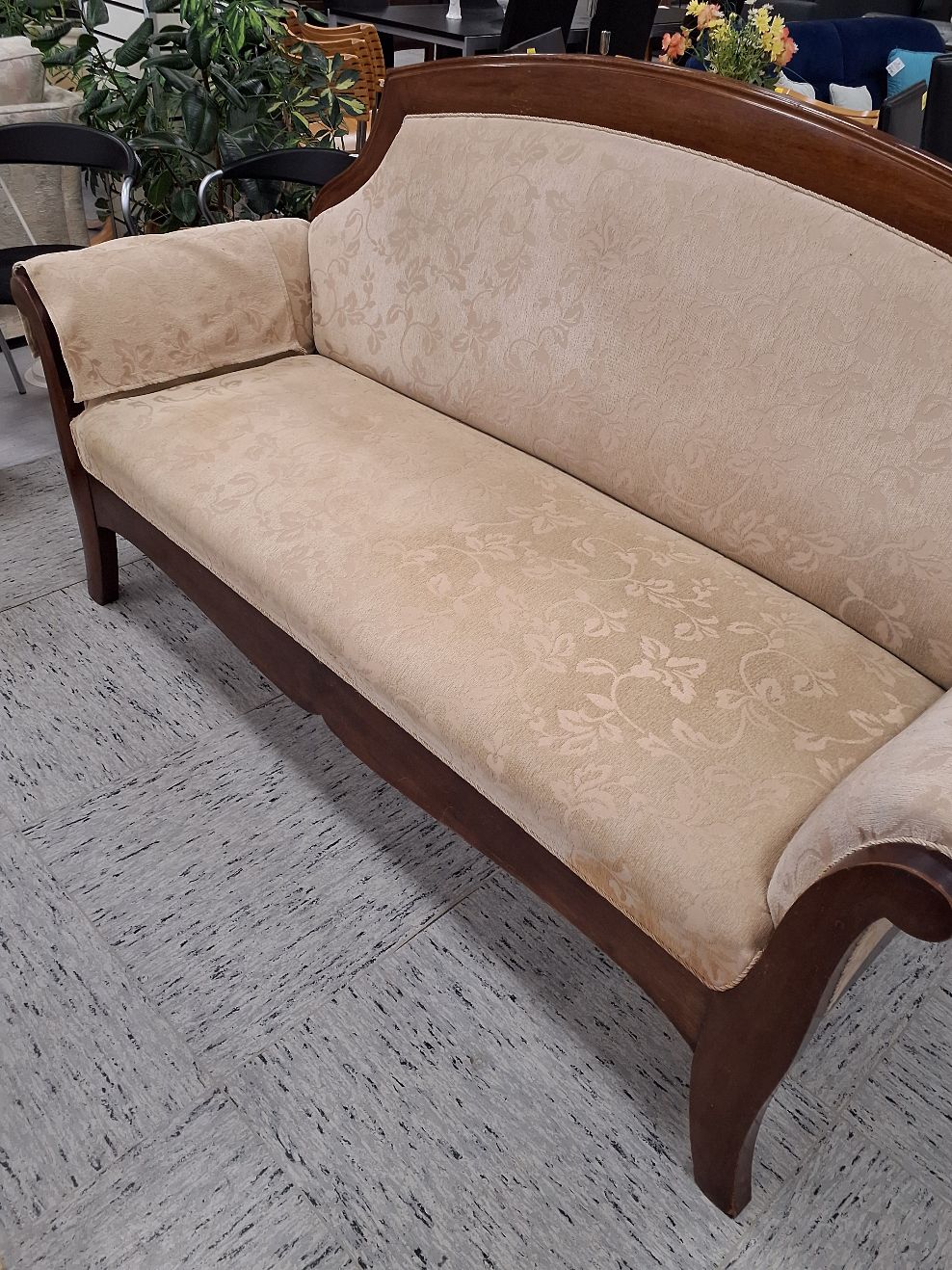 Klassisk sofa med høj ryk