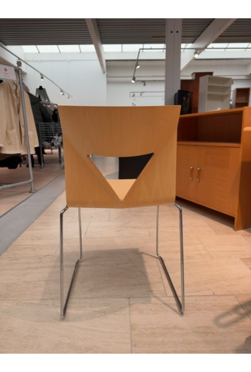 Stol i lyst træ og flot design