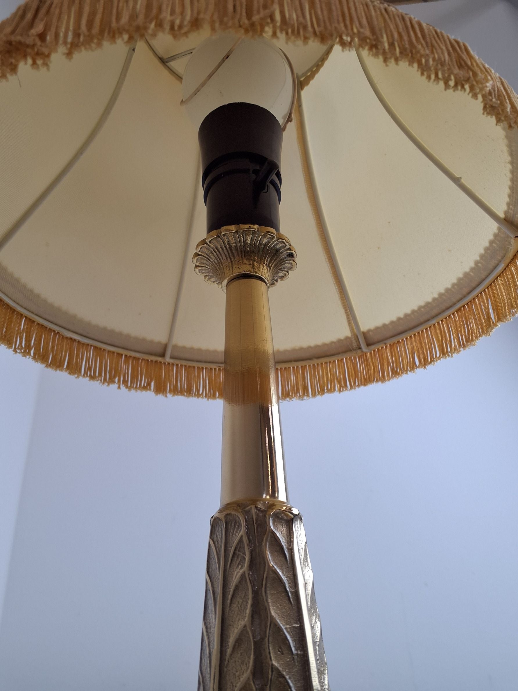 Gylden bordlampe m skærm