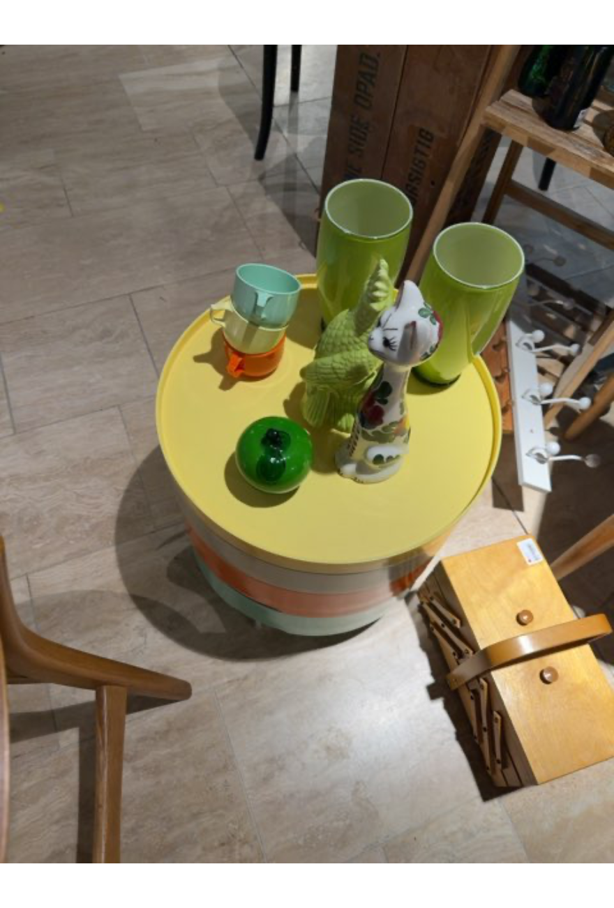 Farverigt bakkebord