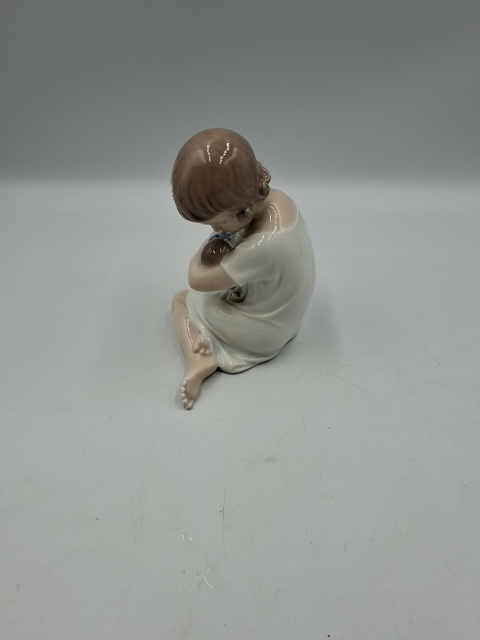 Royal Copenhagen Figur Pige med dukke
