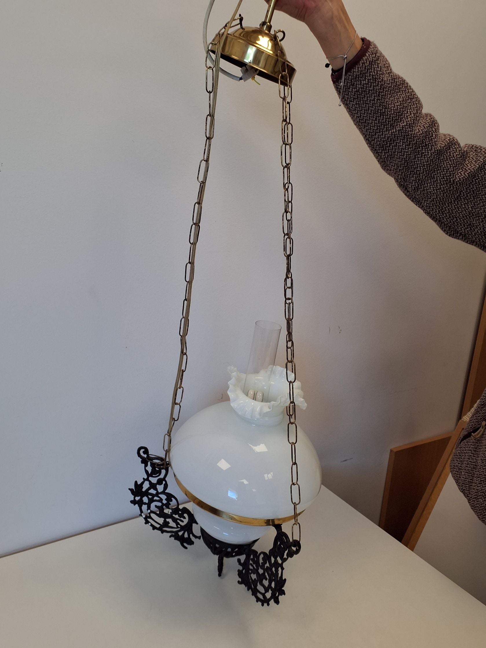 Loftslampe med hvid glas skærm