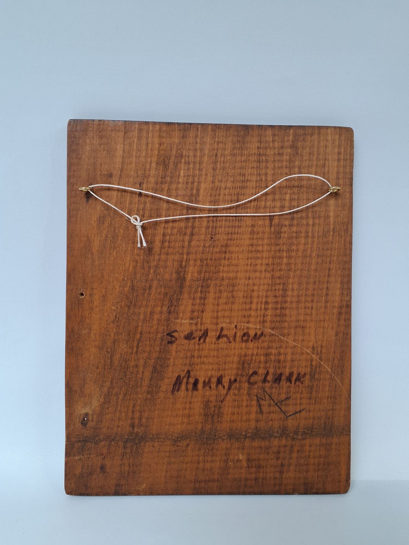 Håndskåret trærelief