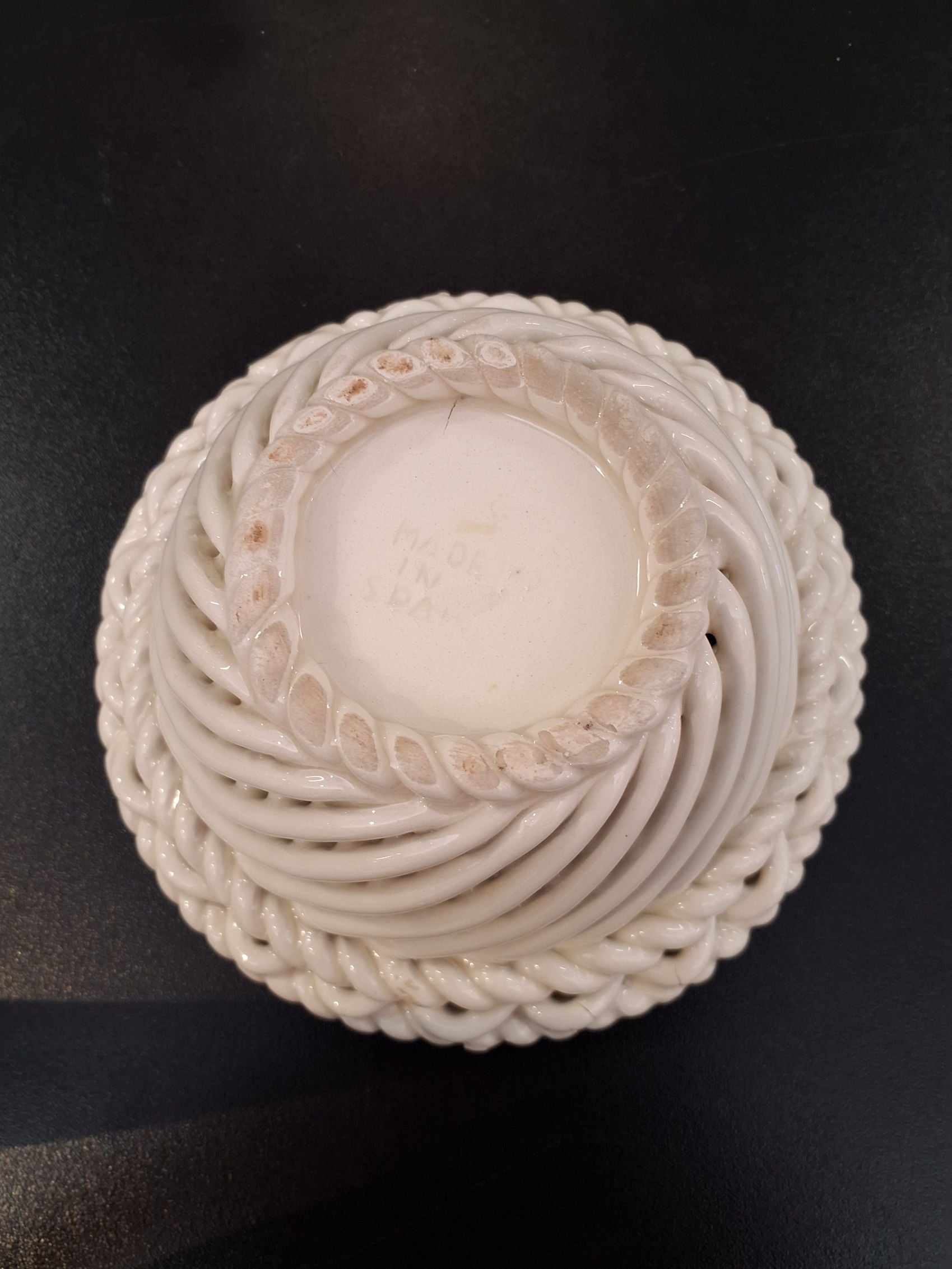 Skål med flettede detaljer