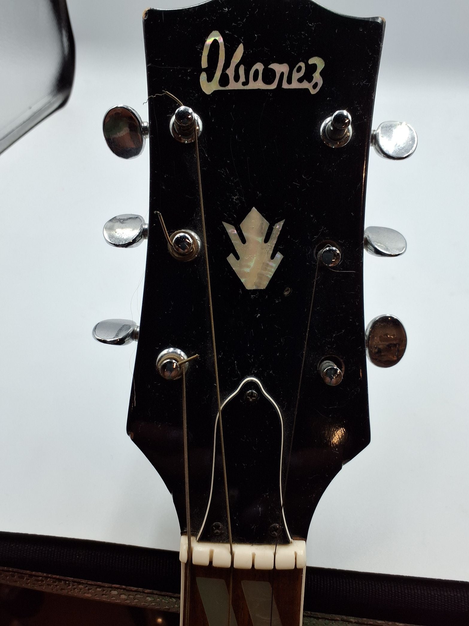 Ibånez Aküstik guitar skal have nye strenge