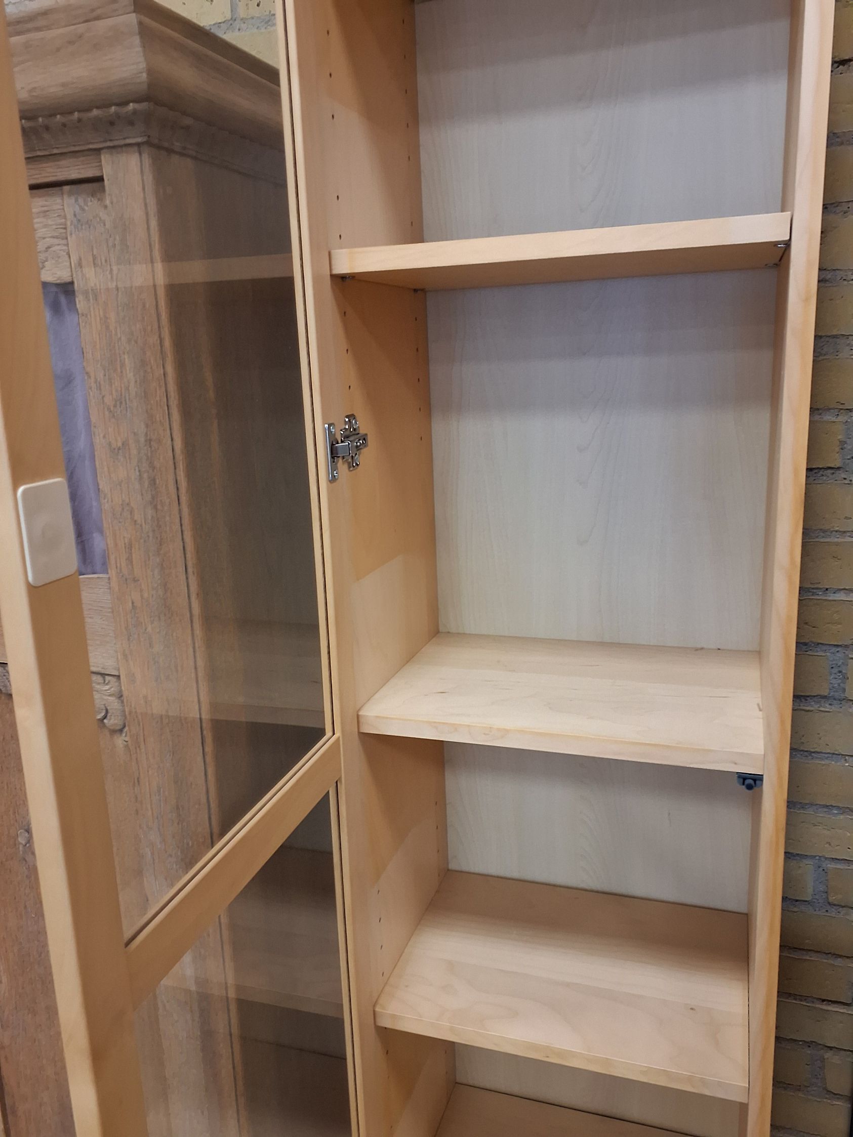 Høj smal vitrineskab