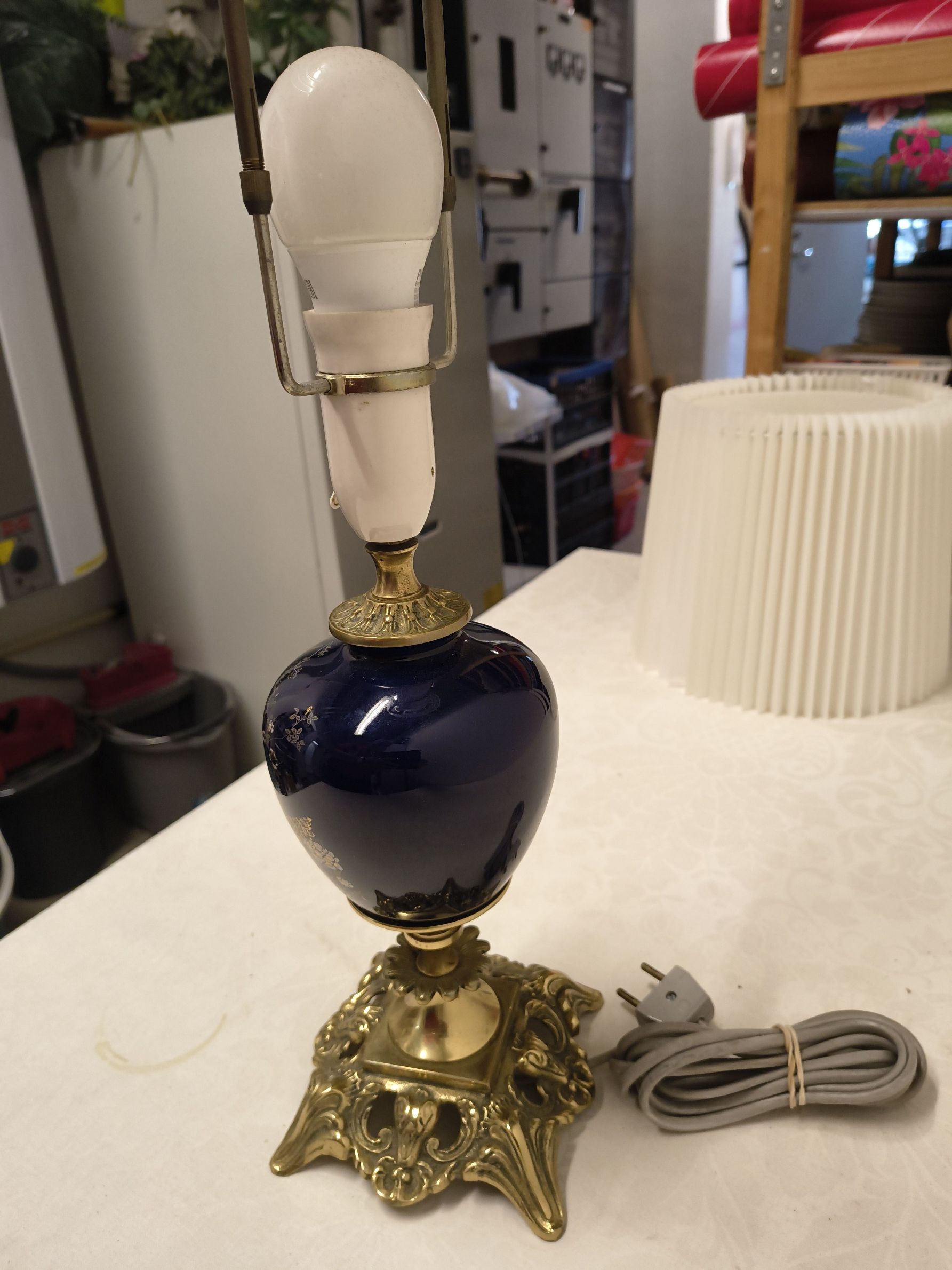Lampefod messing og blåt glas med fugle motiv