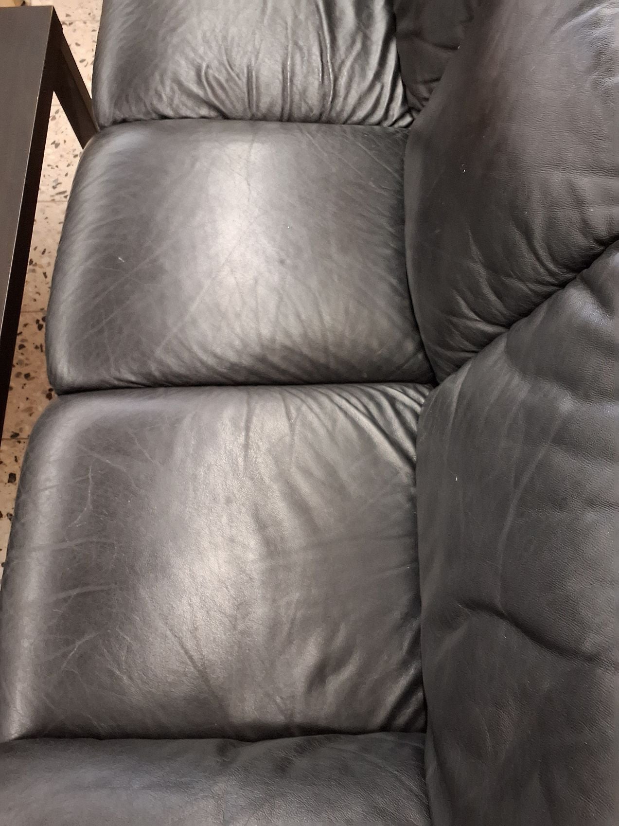 Sofa trepersoners i sort kunstlæder