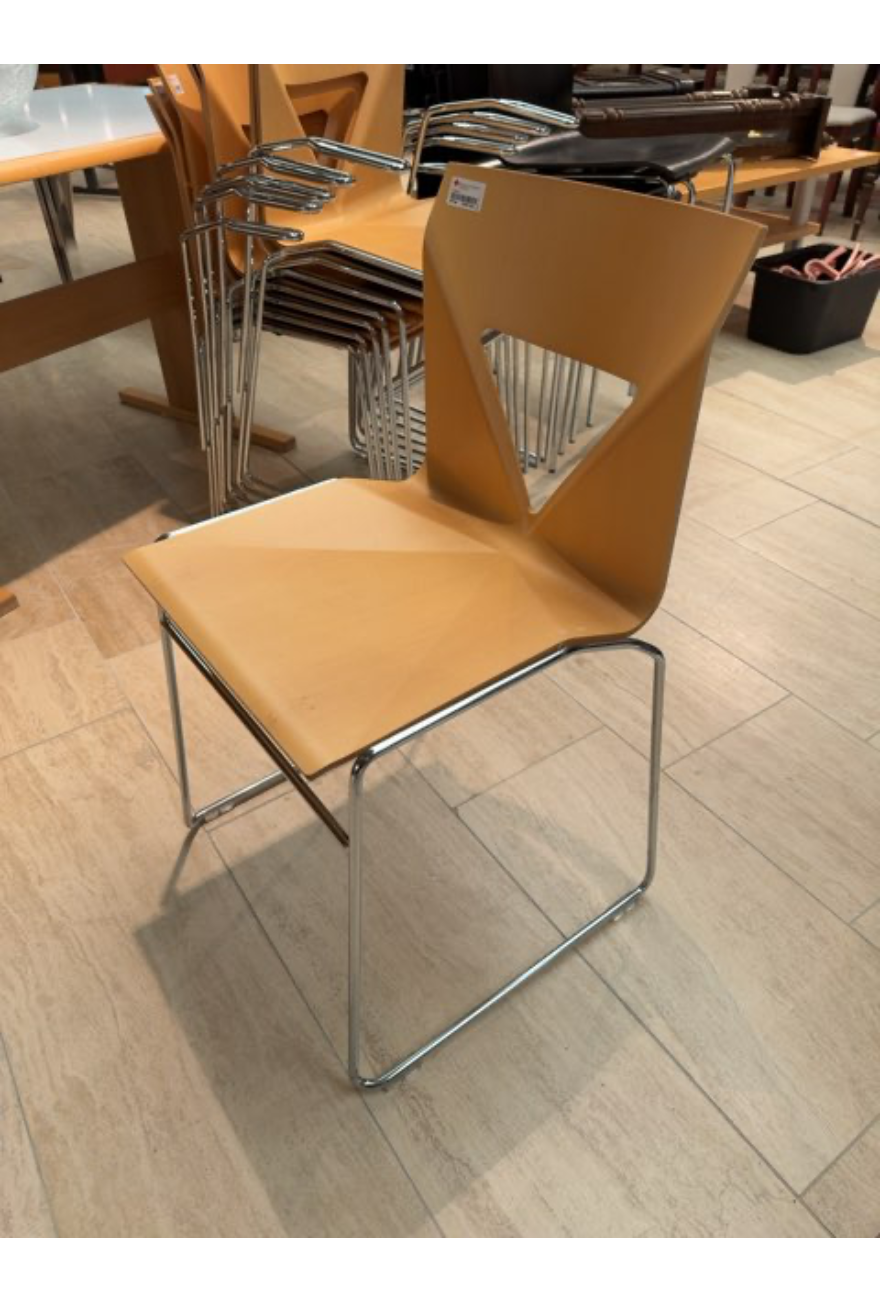 Stol i lyst træ og flot design