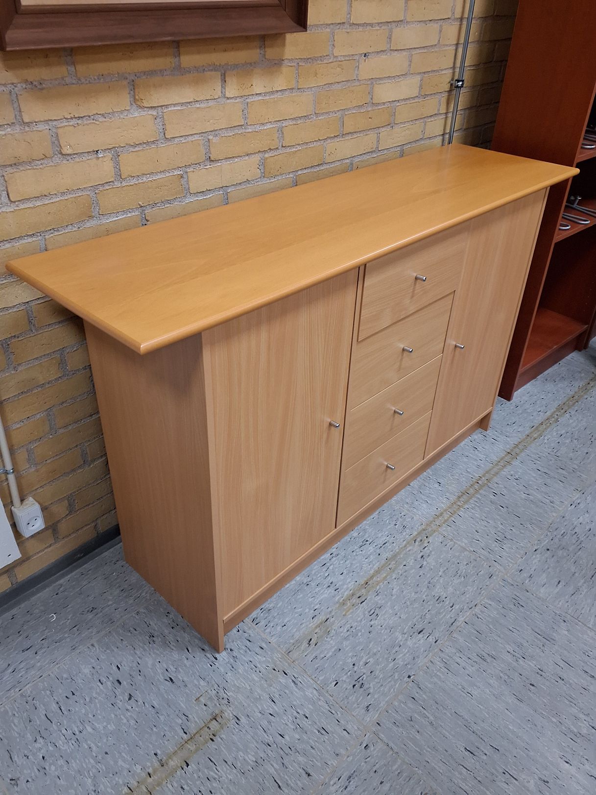 Lys skænk af træ