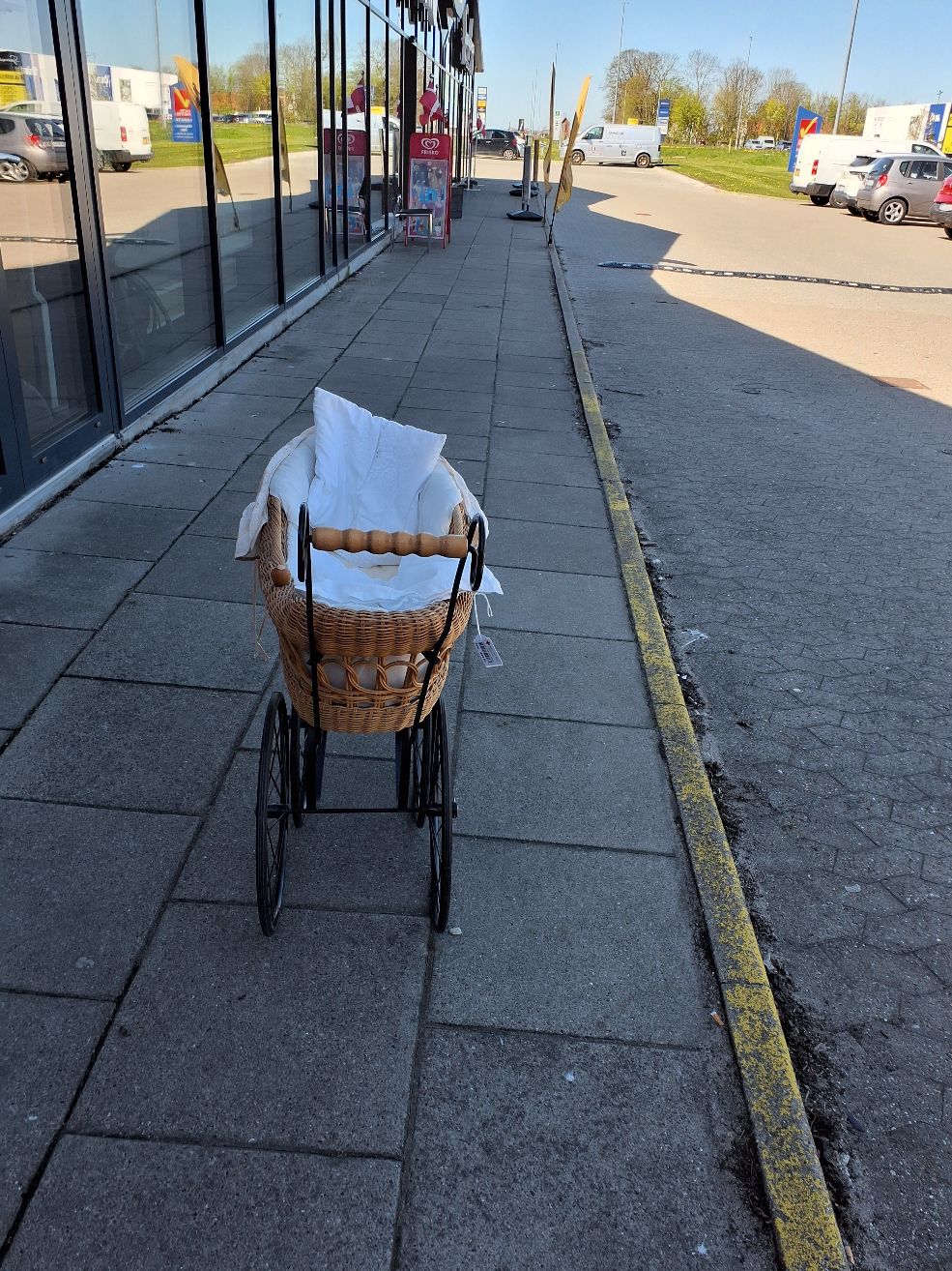 Dukkevogn i rattan med metalstel