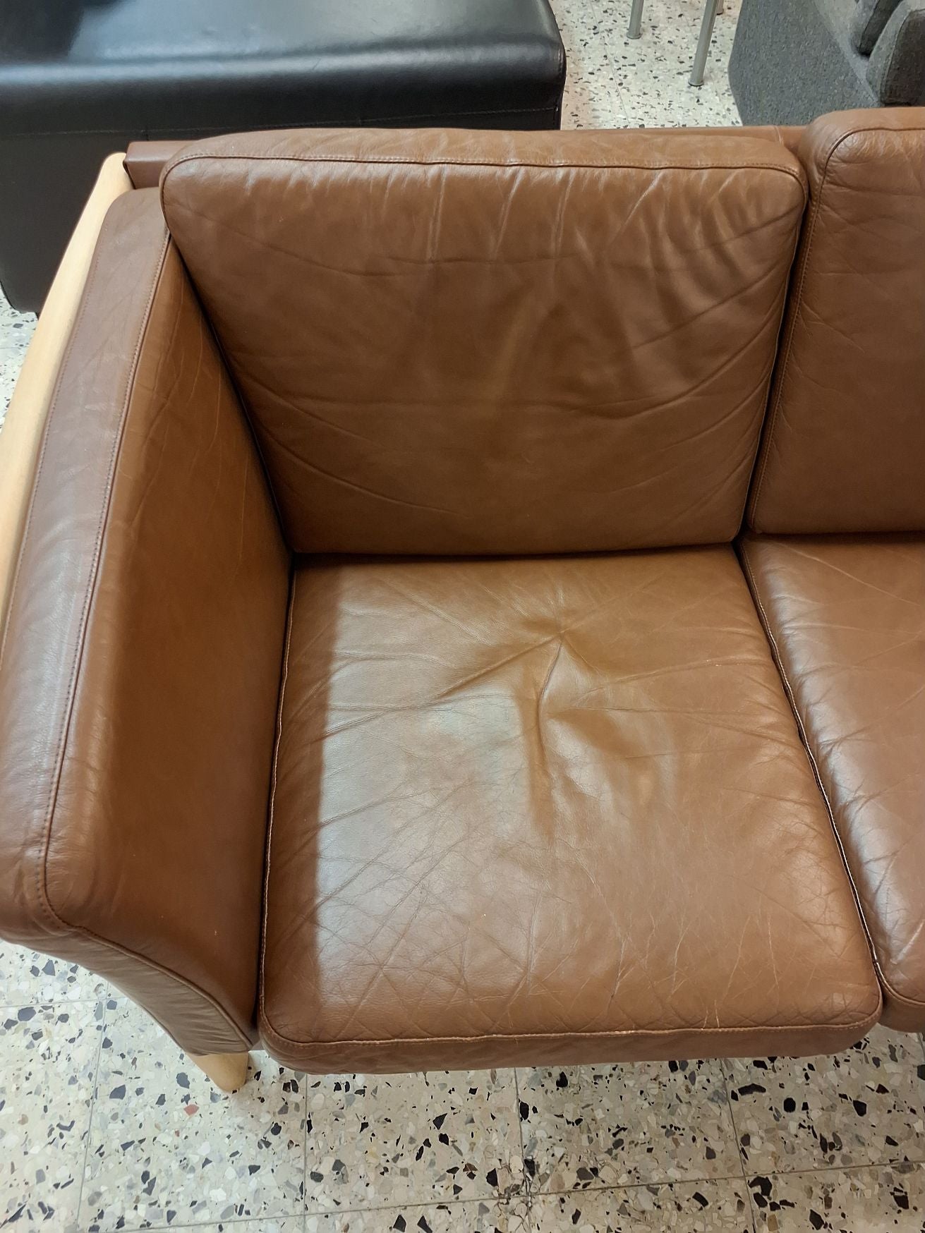 3 personers sofa brun