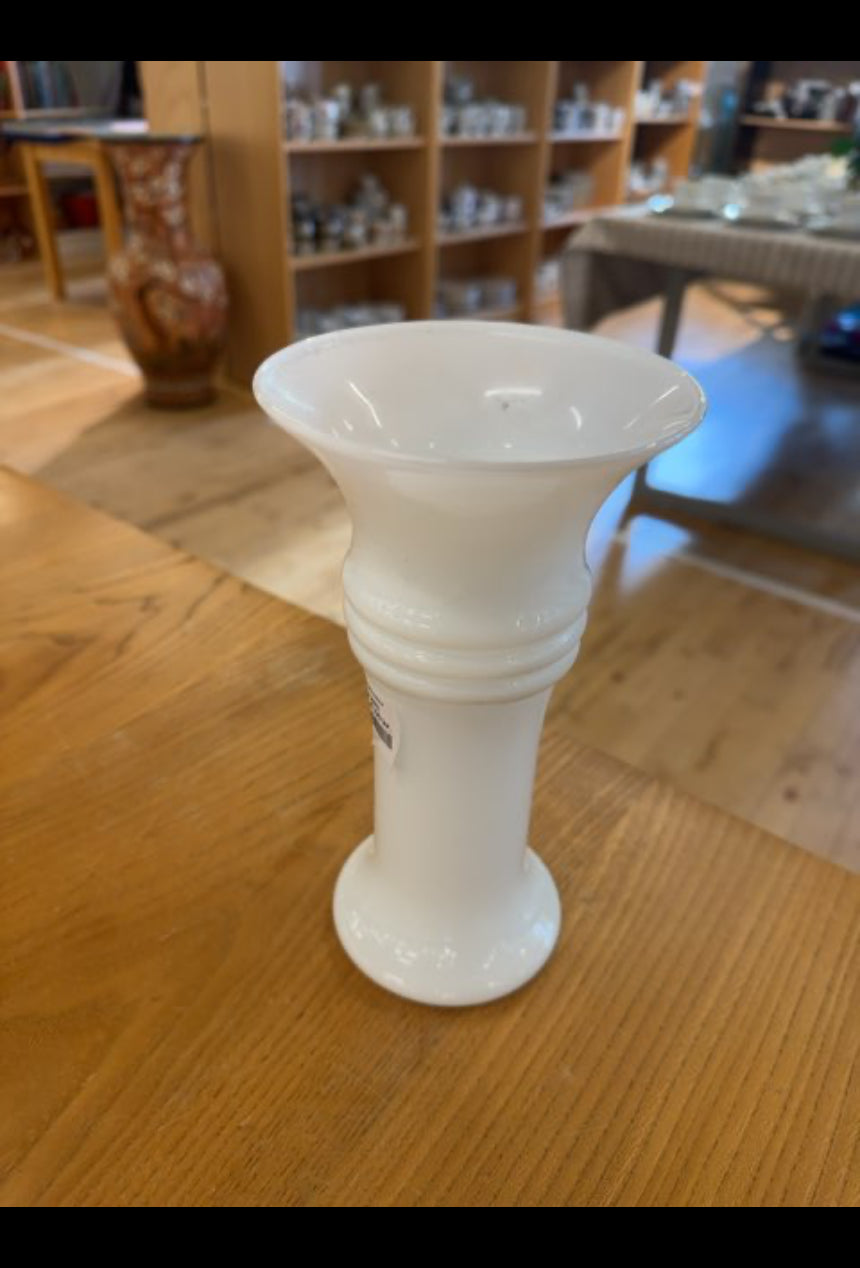 Hvid opal vase - Holmegaard?