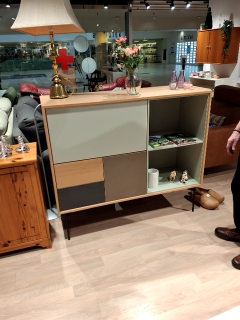 Flot skab. Aura Cabinet
