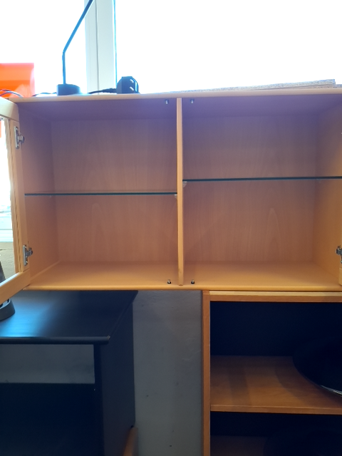 Skab med glaslåger