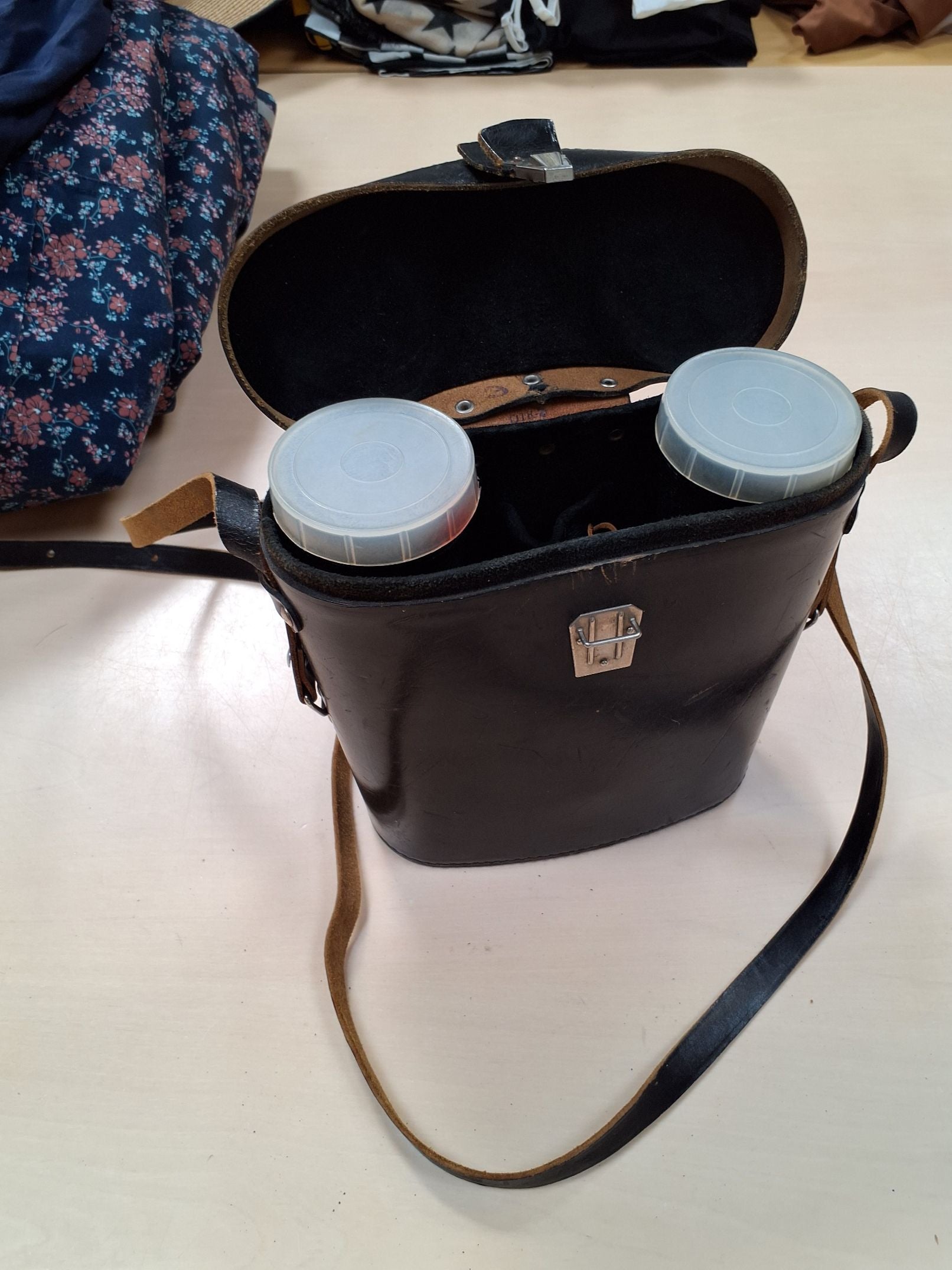Kikkert med etui