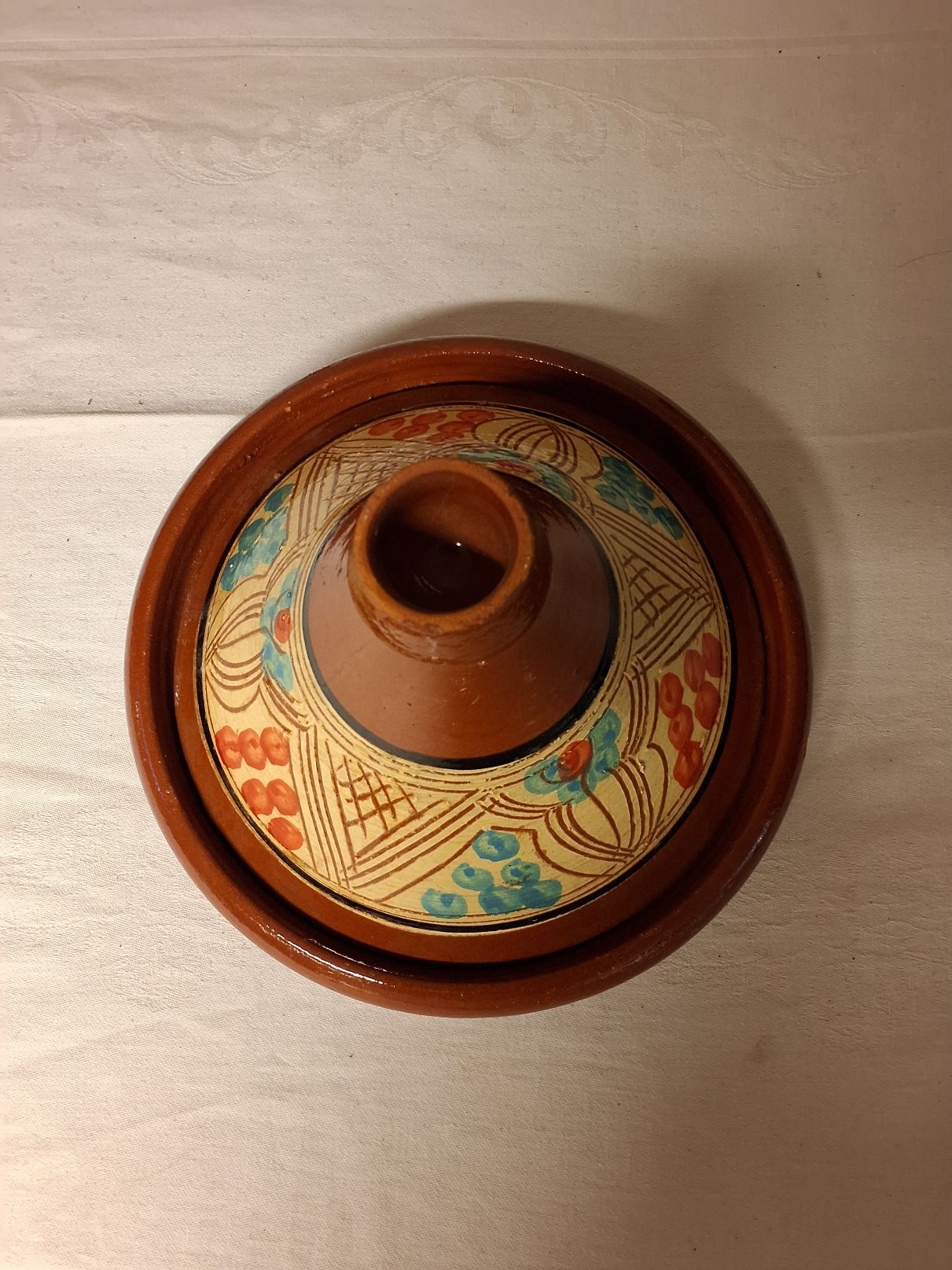 Terracota tagine med farverigt håndmalet motiv