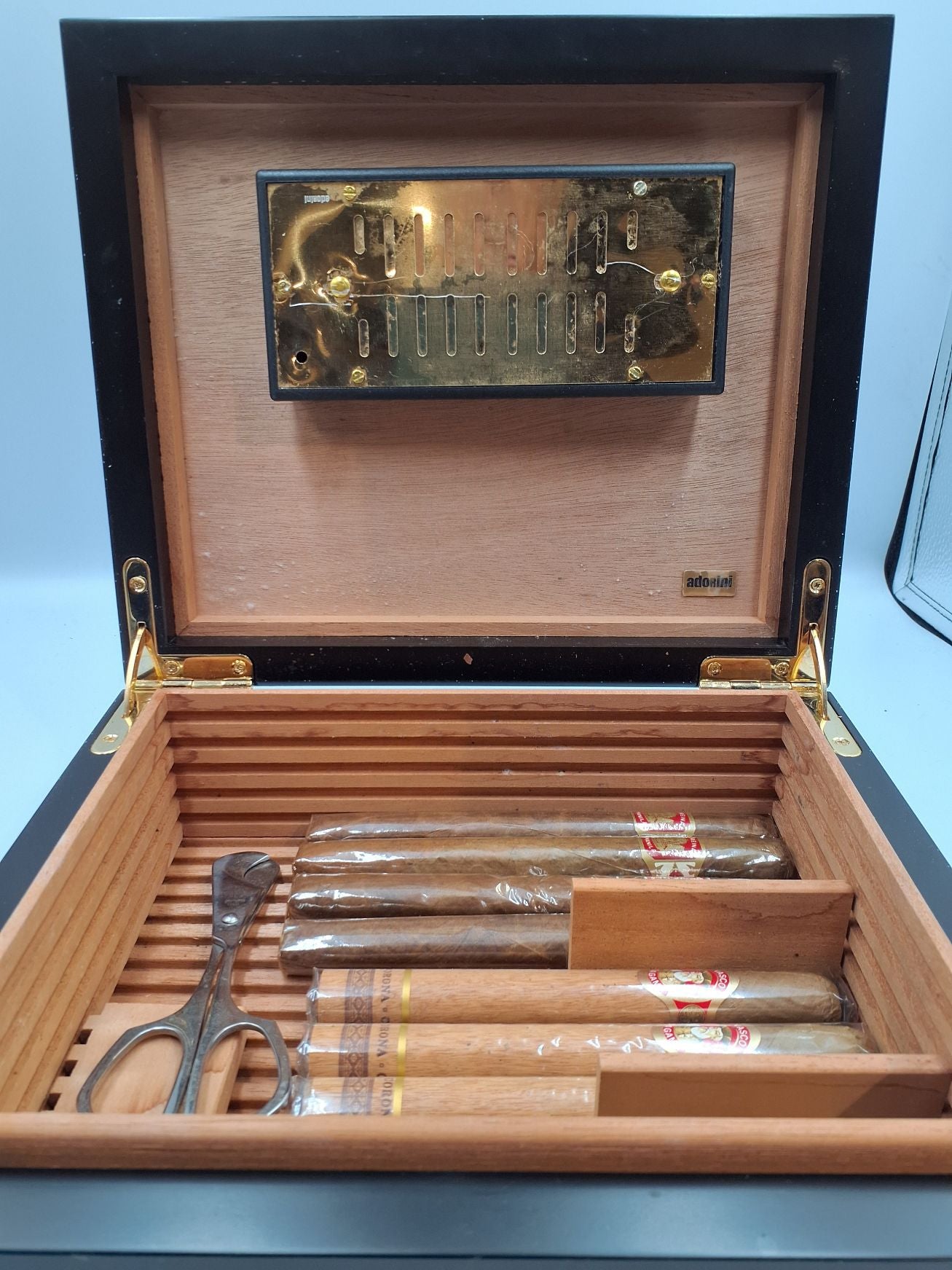Adorini cigarbox
