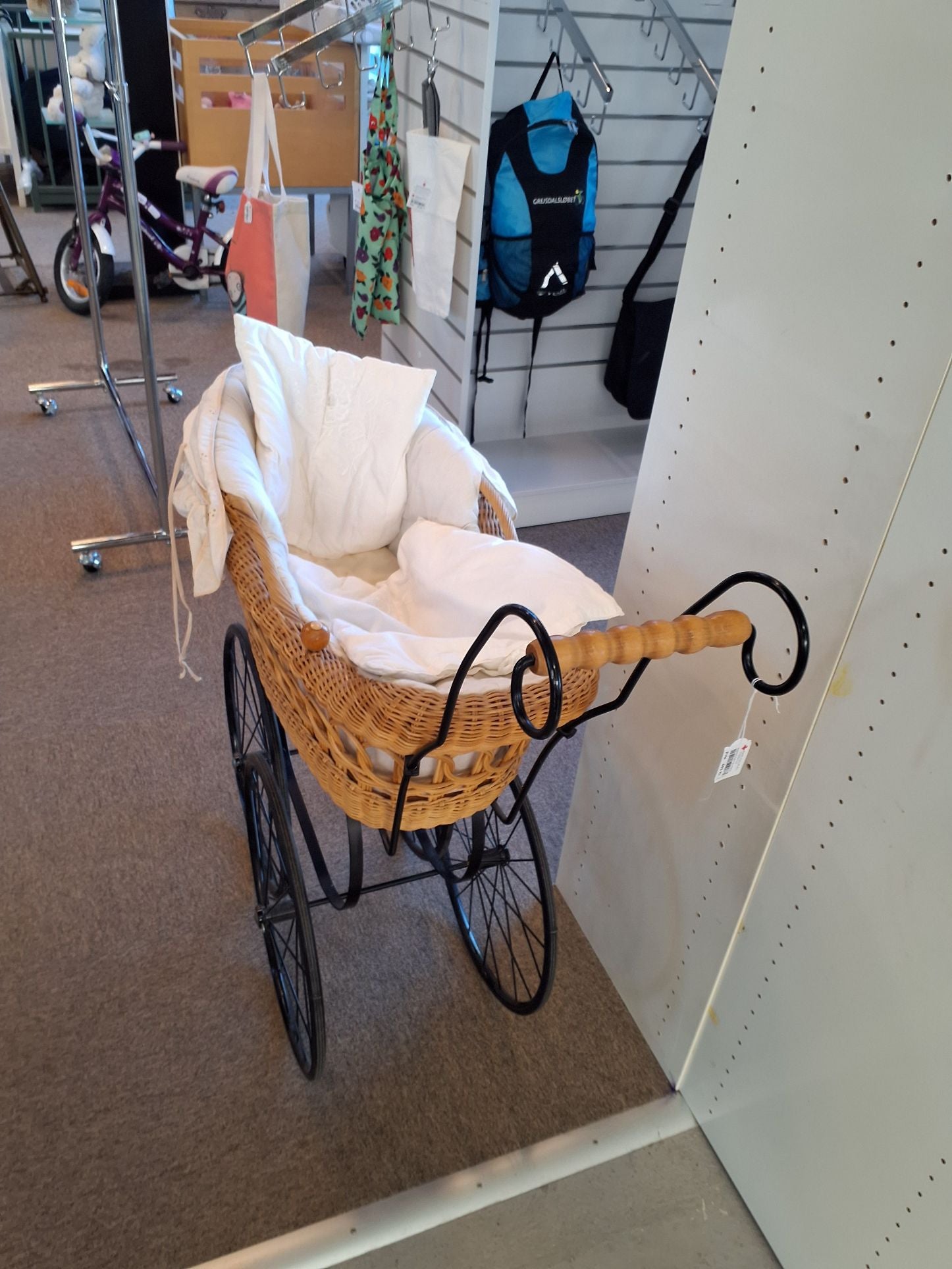 Dukkevogn i rattan med metalstel