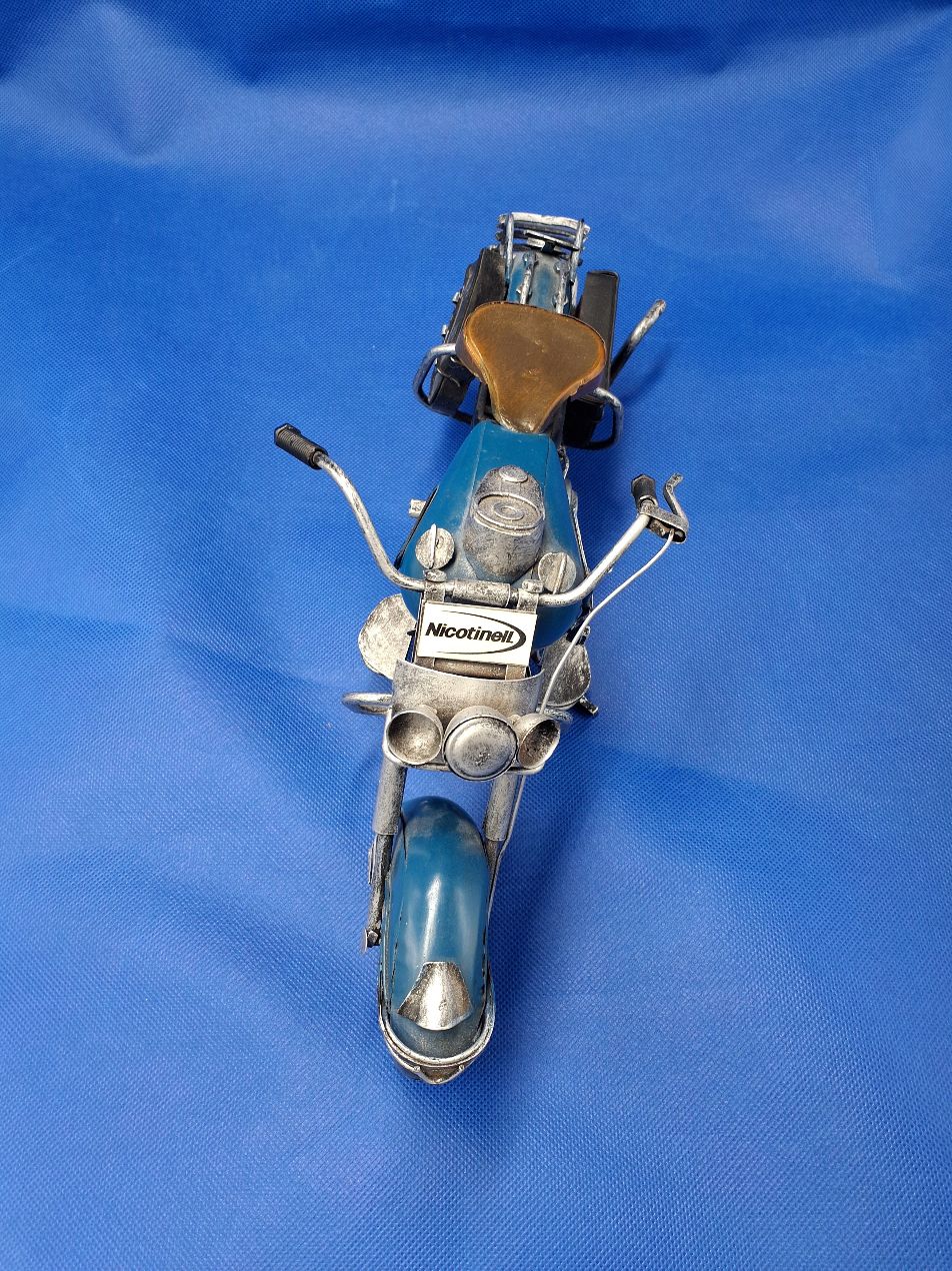 Modelmotorcykel i blå blik/metal