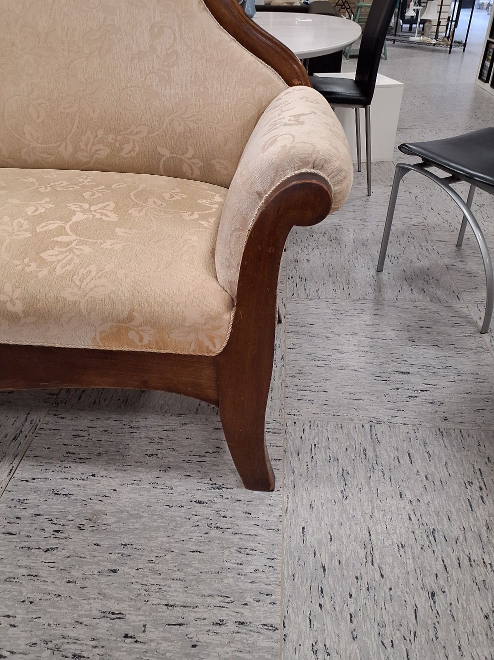 Klassisk sofa med høj ryk