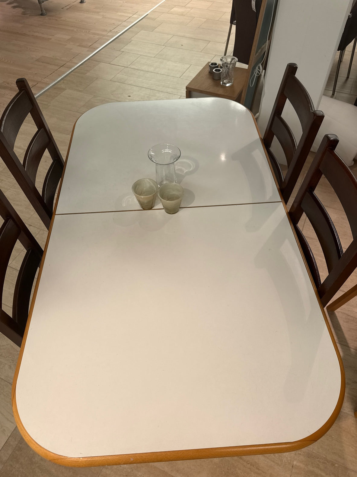 Spisebord i træ og hvid