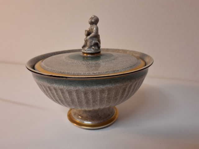 Kongelig porcelæns skål med låg
