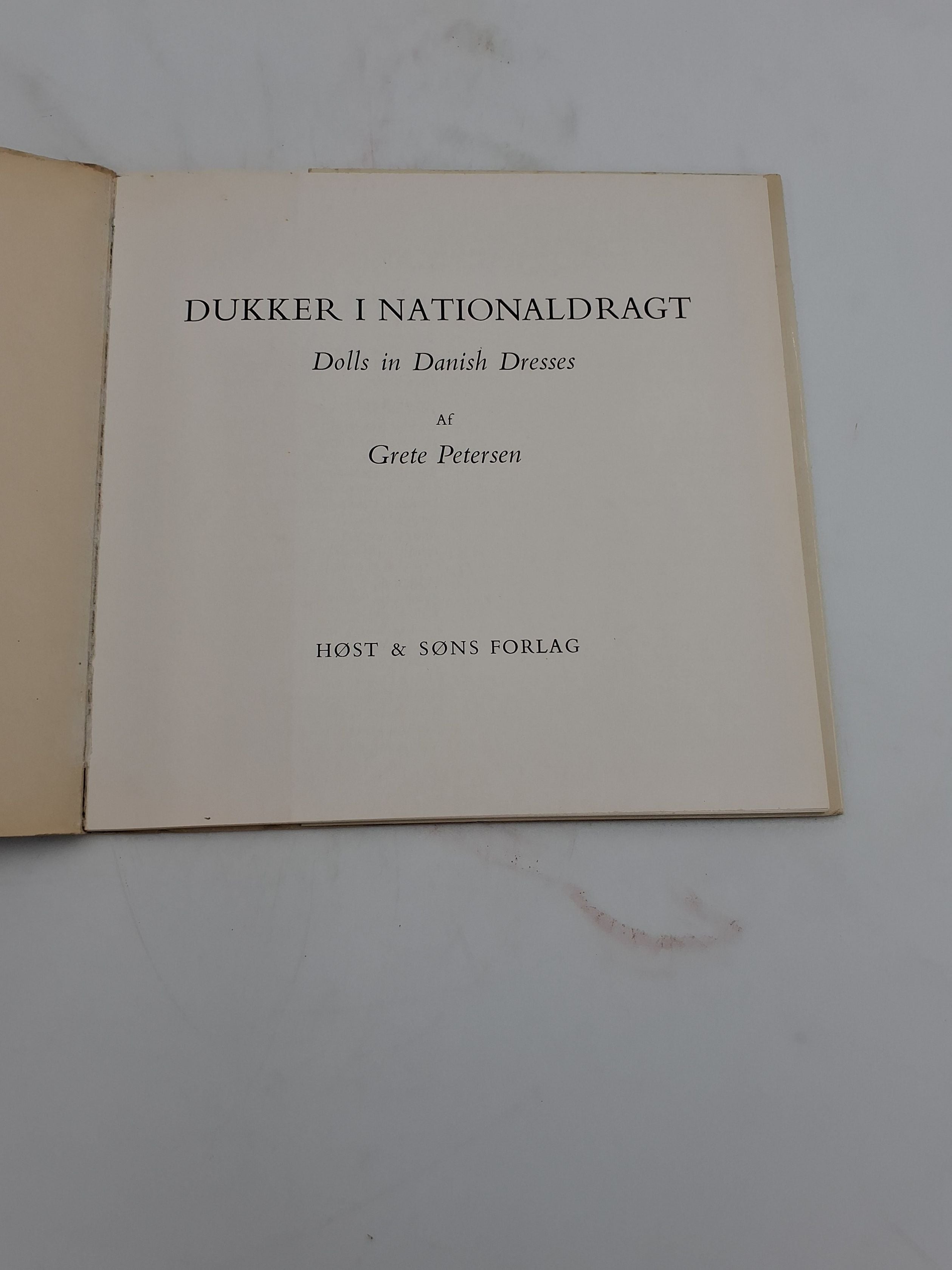 Petersen, Grete: "Dukker i NATIONALDRAGT. Dolls in Danish Dresses", Høst  & Søns Forlag, 1960.