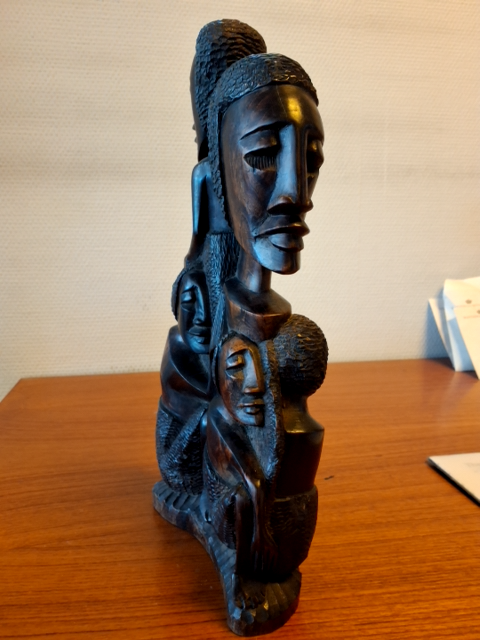 Afrikans træskulptur. Meget detaljeret.
