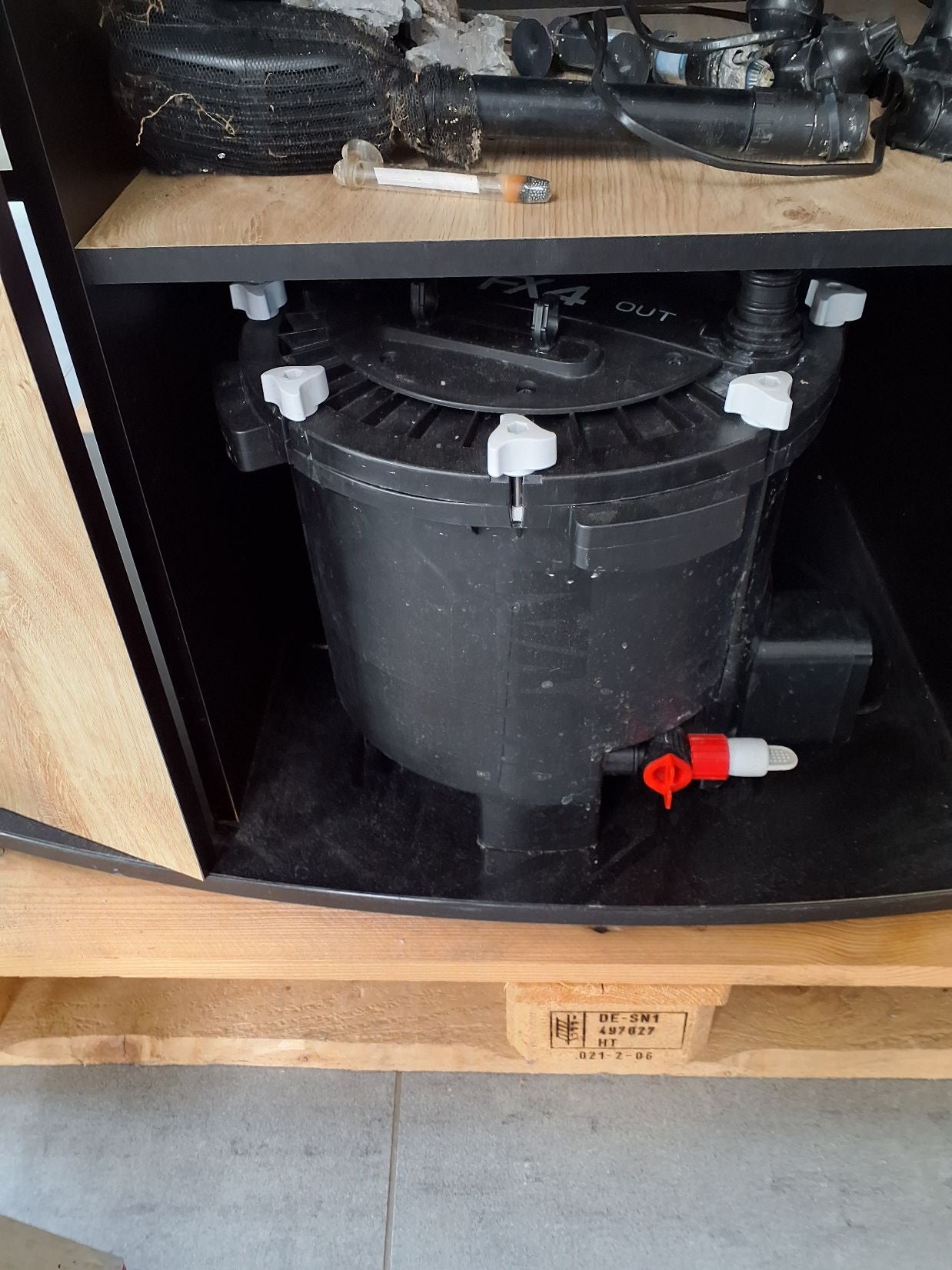 Akvarium med næsten ny pumpe ( ny pris 3500 kr )