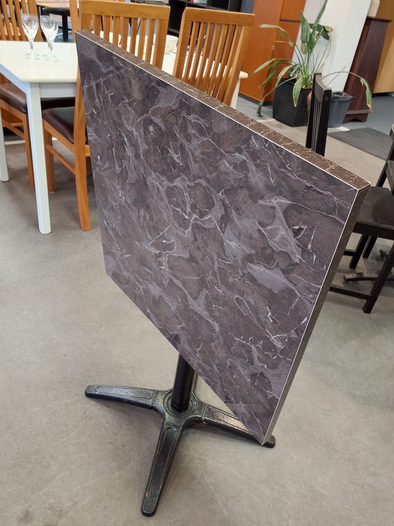 Kvadratisk cafebord i brunt marmorlook