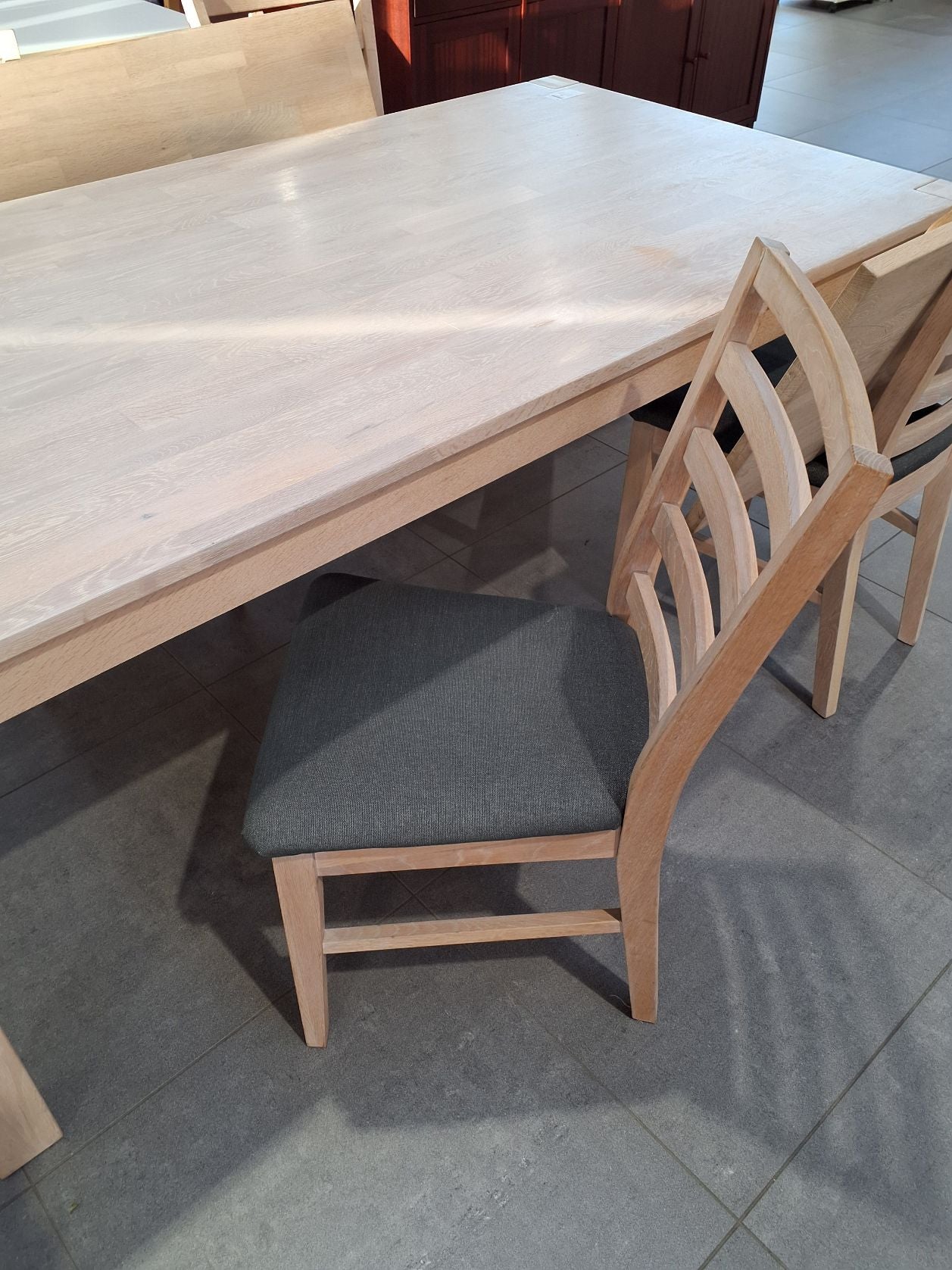 Spisebord med 2 plader / 4 stolep