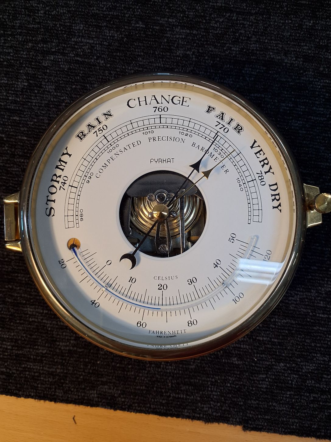 Autentisk skibsur og barometer.