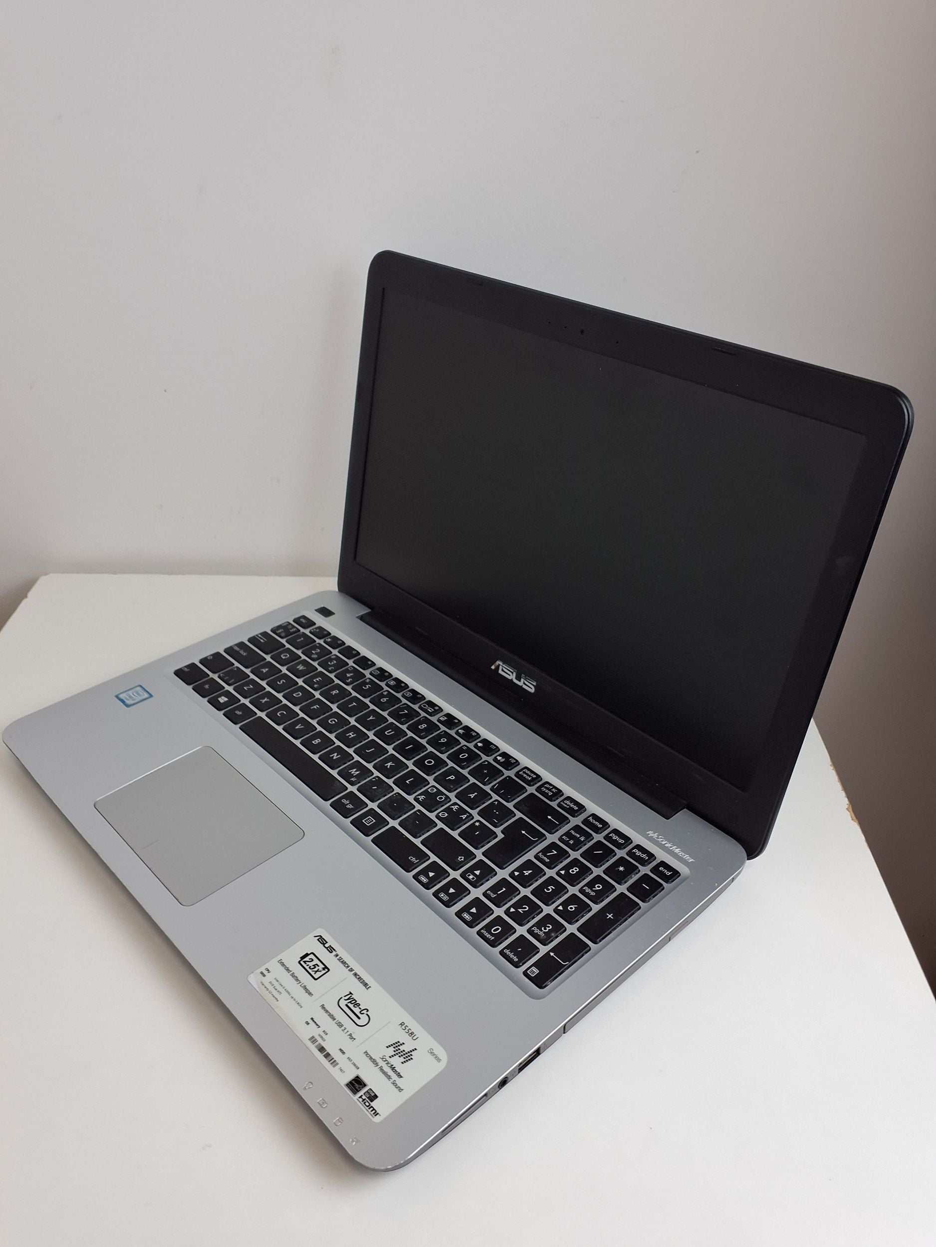 Bærbar pc: ASUS R558U