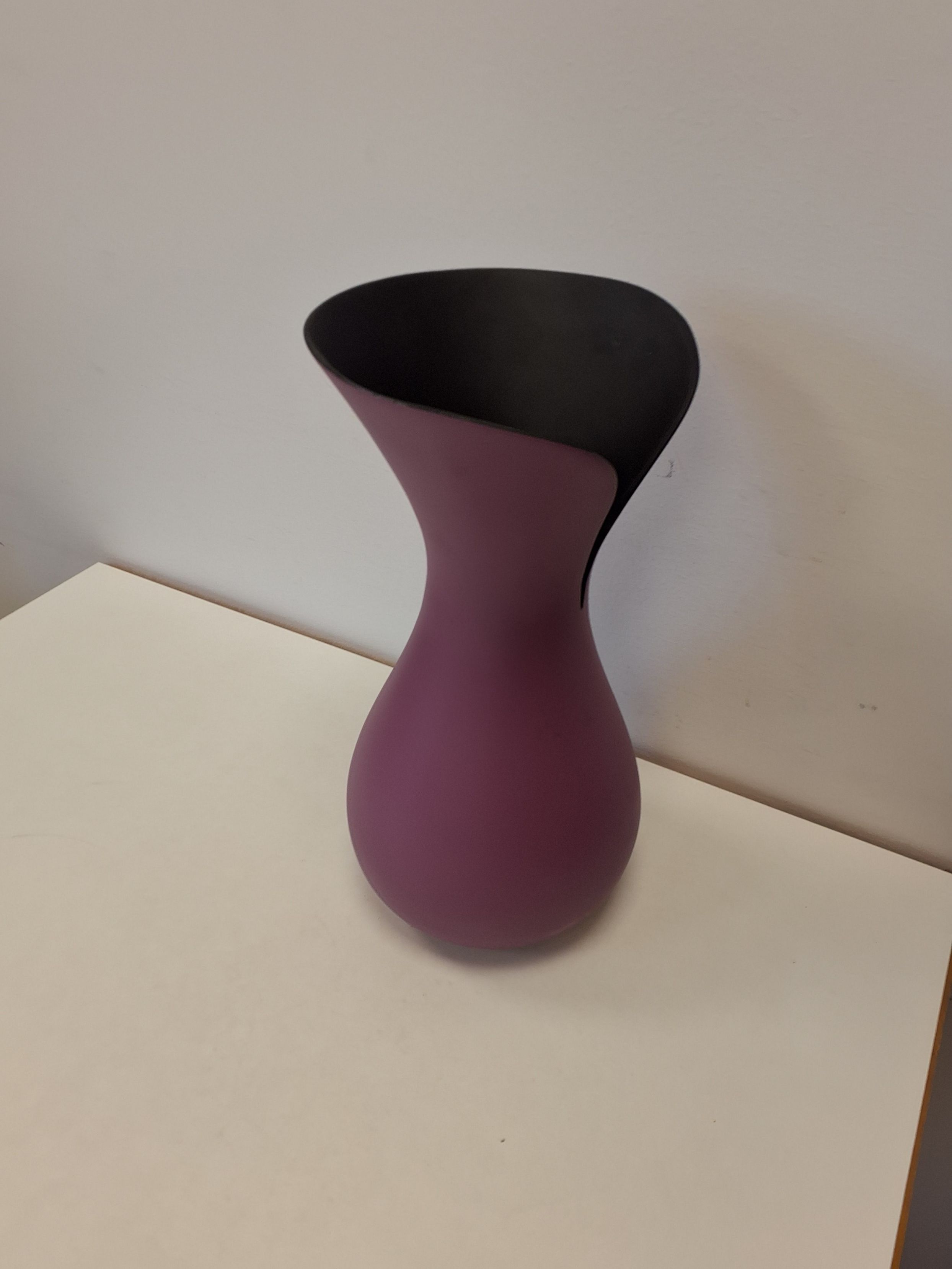 Lilla/sort vase