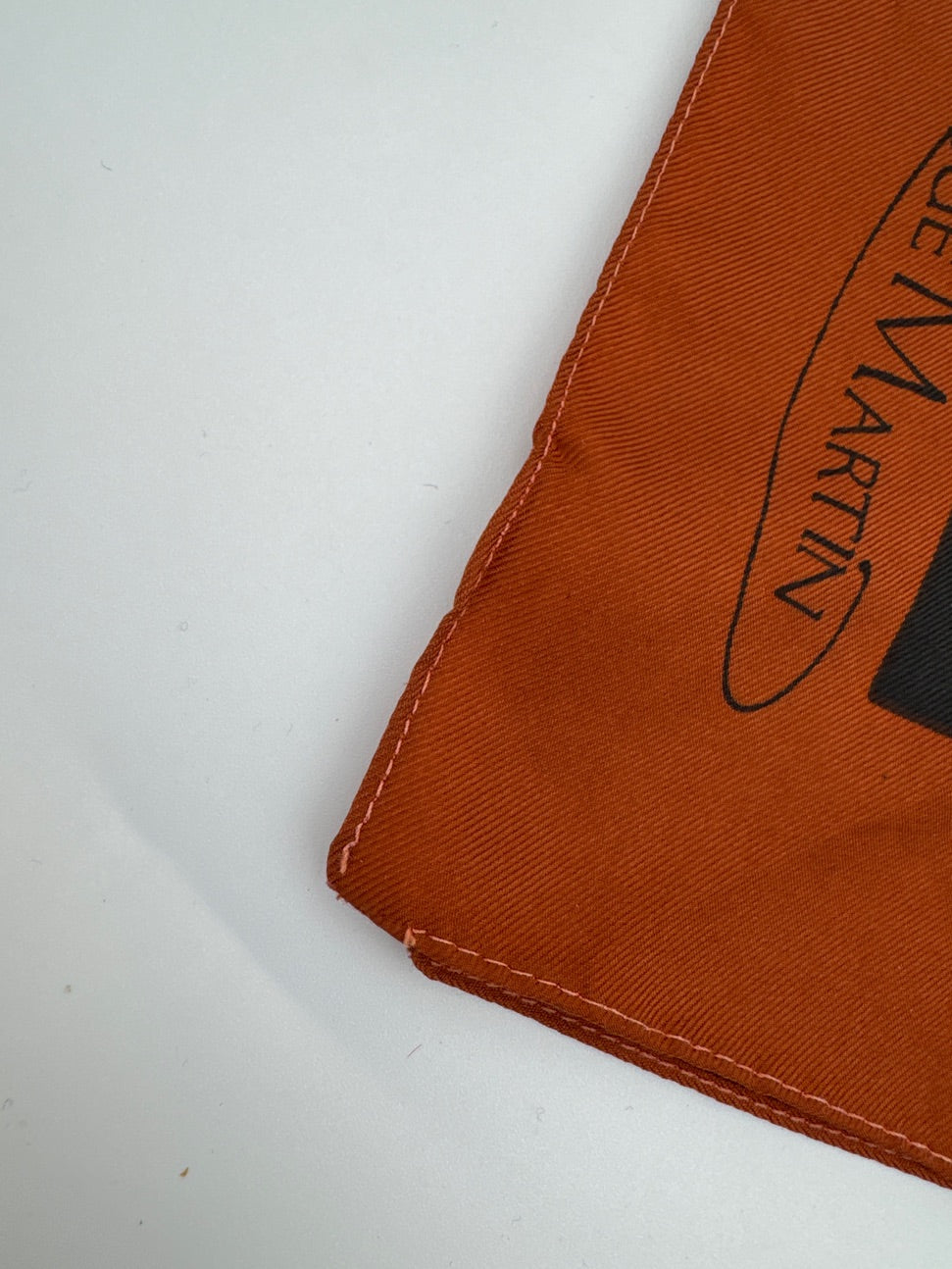 Monique Martin, tørklæde