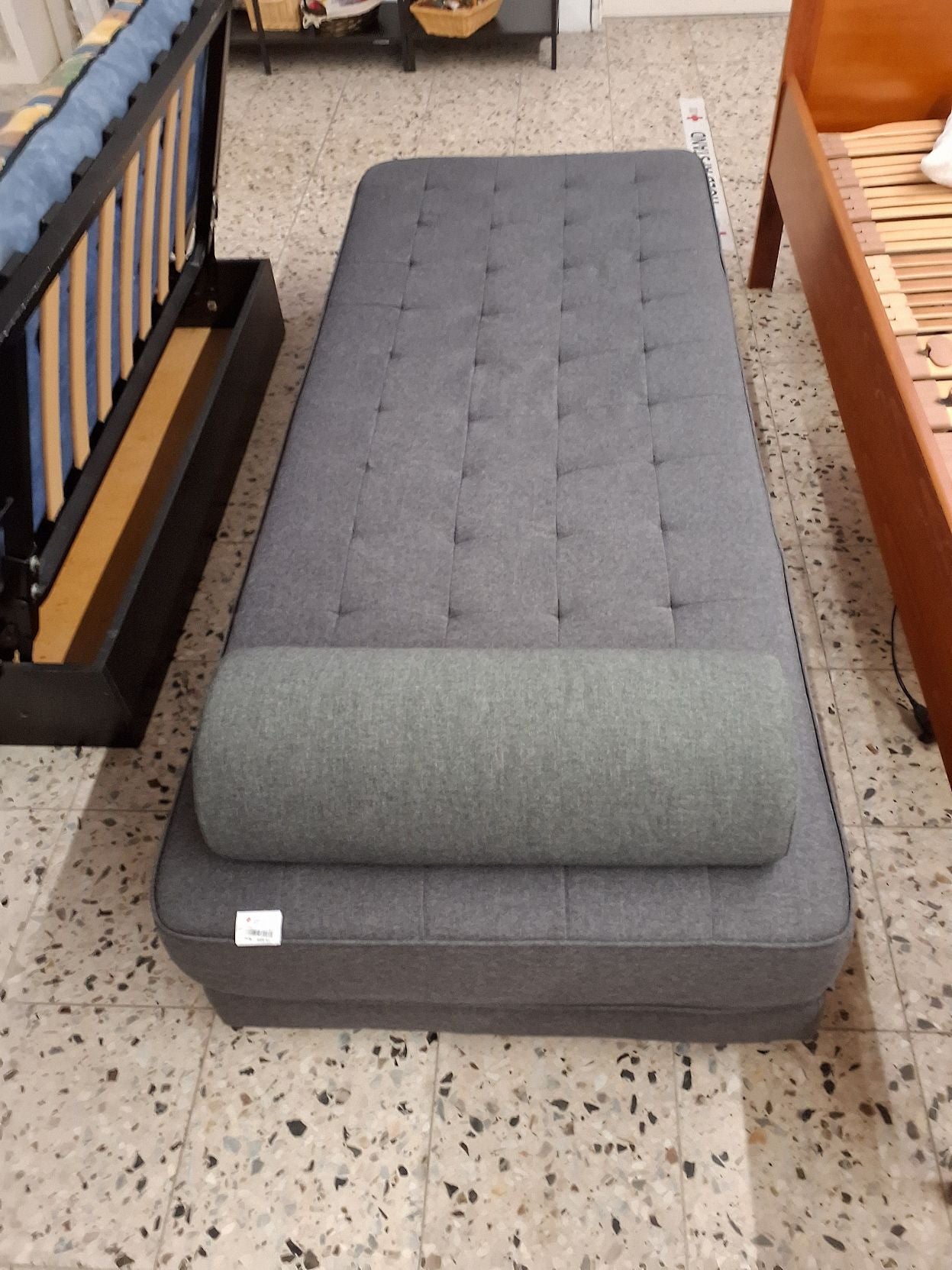 Daybed i grå stof