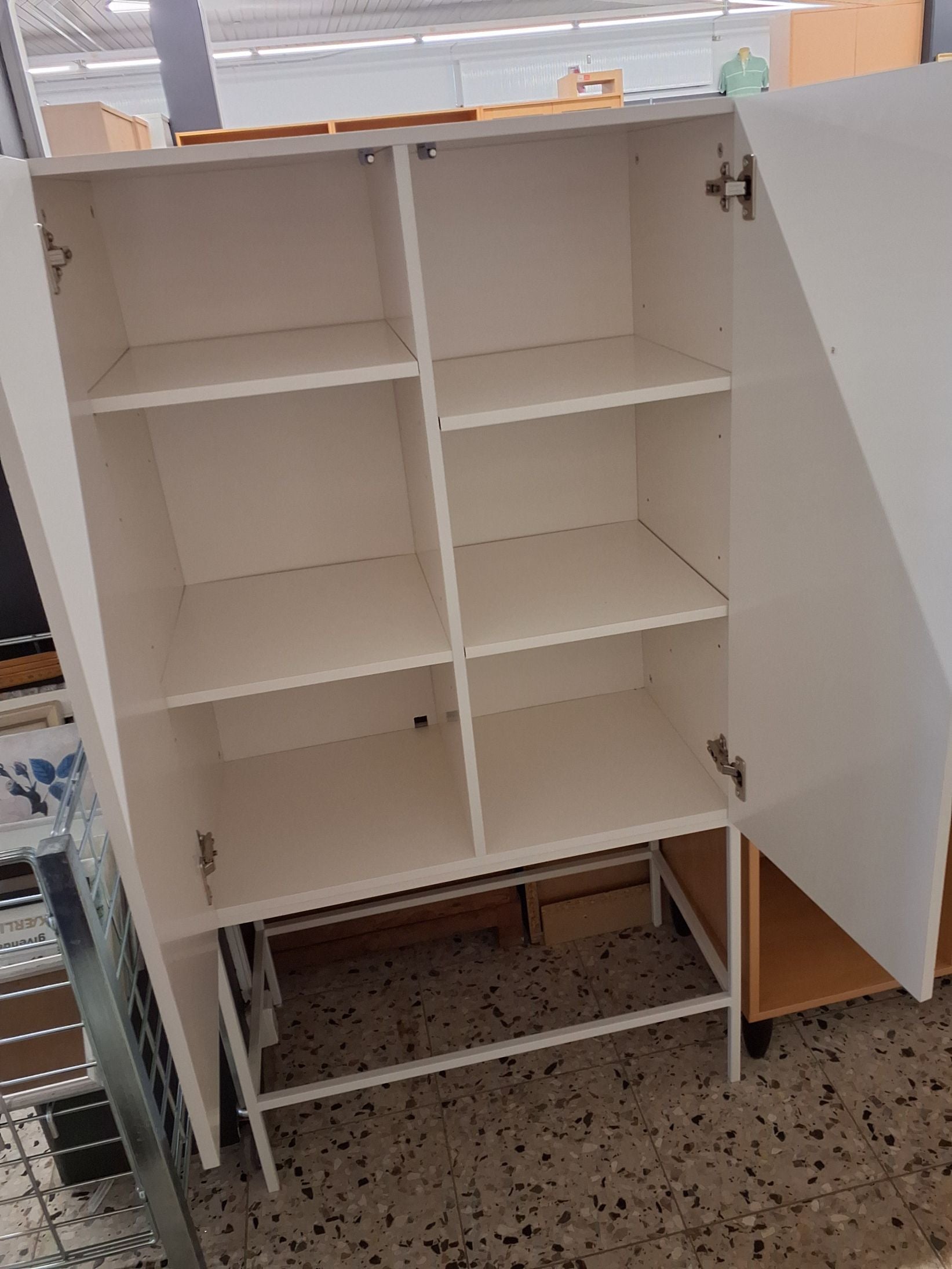 Skab med 4 flytbare hylde