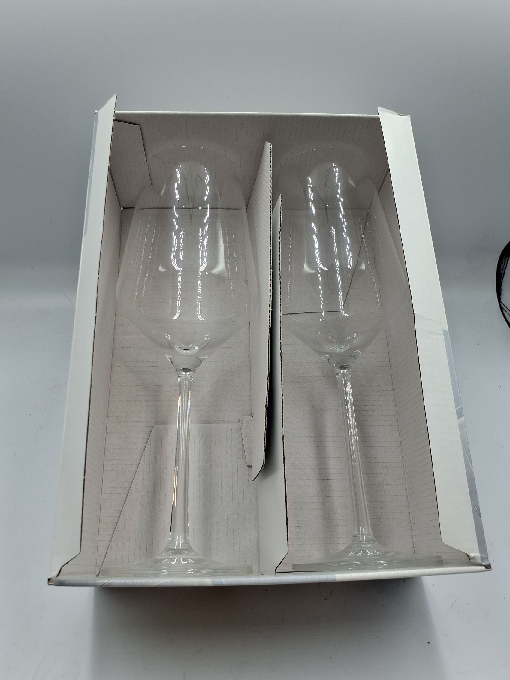 2 st hvidvin glas ihver kasse