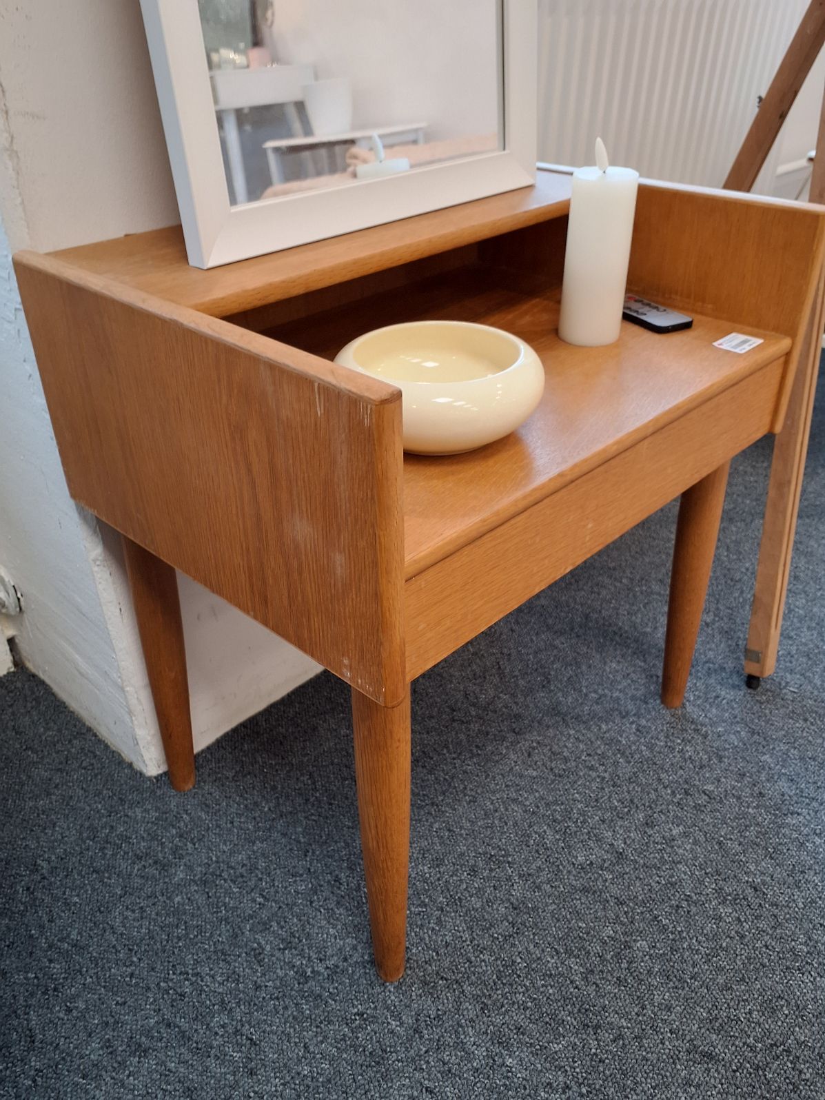 Lille entremøbel / natbord i teak
