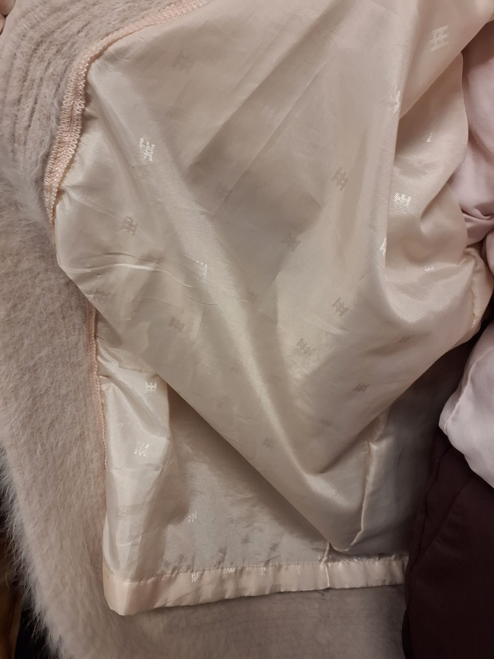 Cardigan i blødt mohair med påsat ræv
