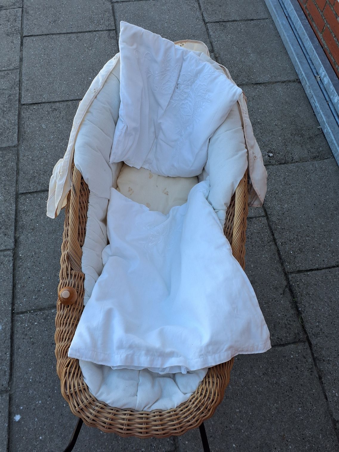 Dukkevogn i rattan med metalstel